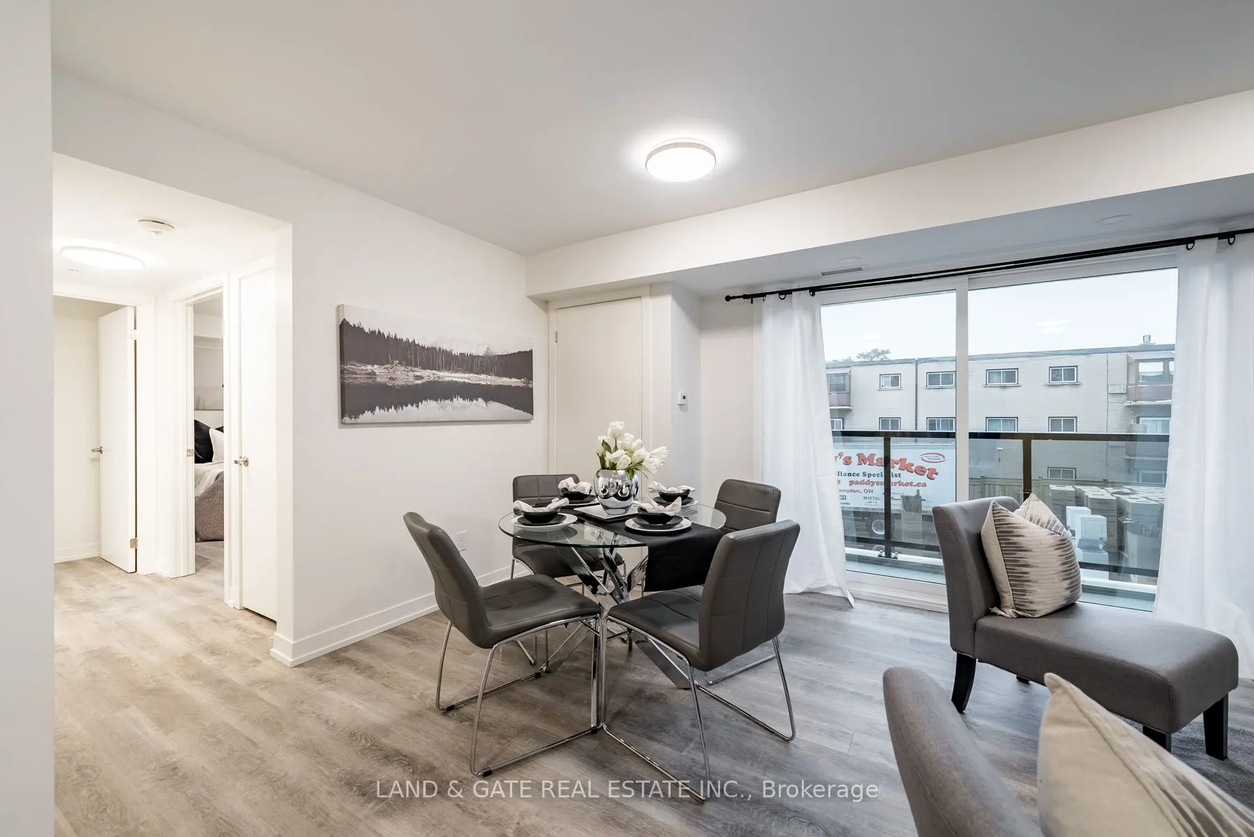 976 Simcoe Street N, #404