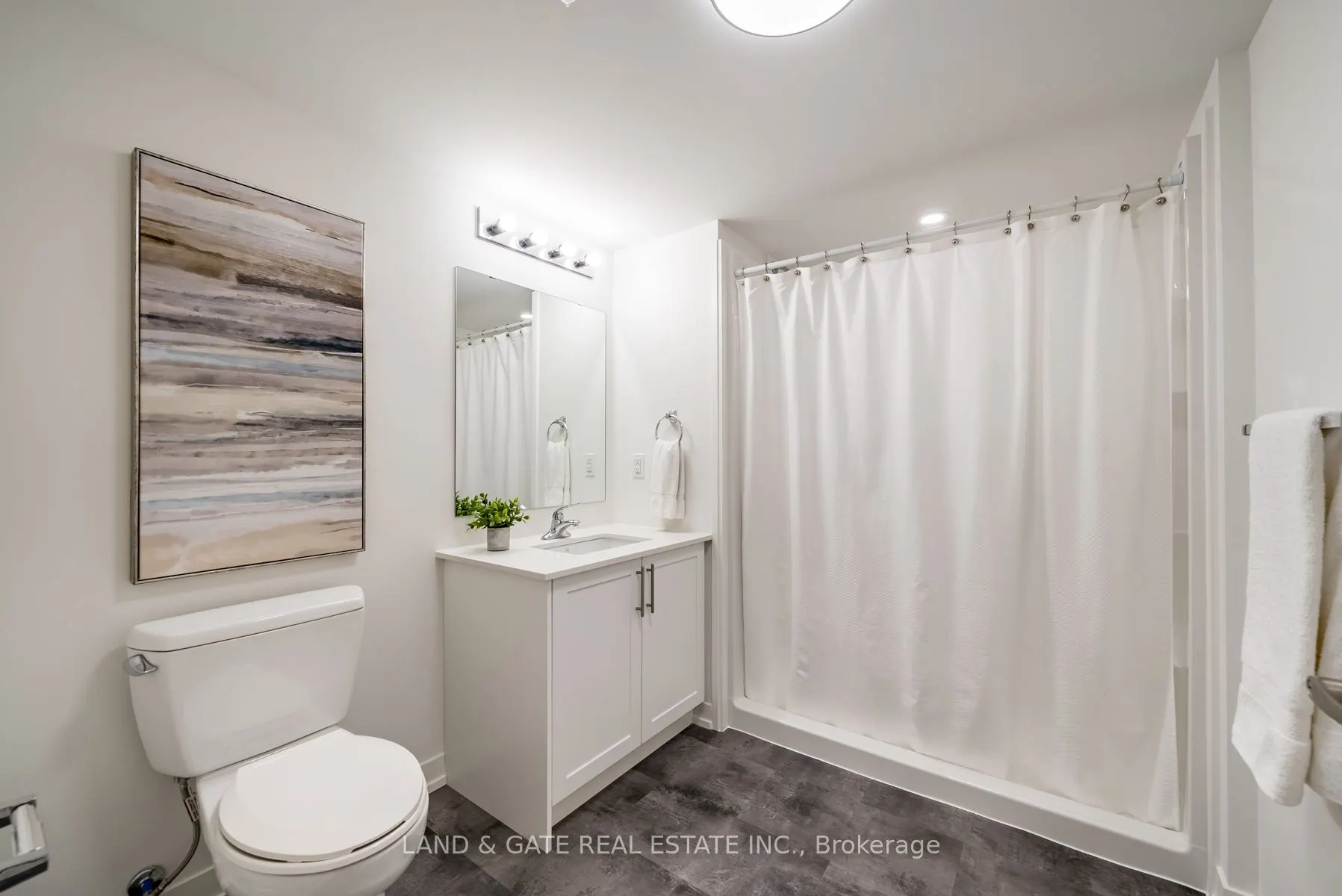 976 Simcoe Street N, #404