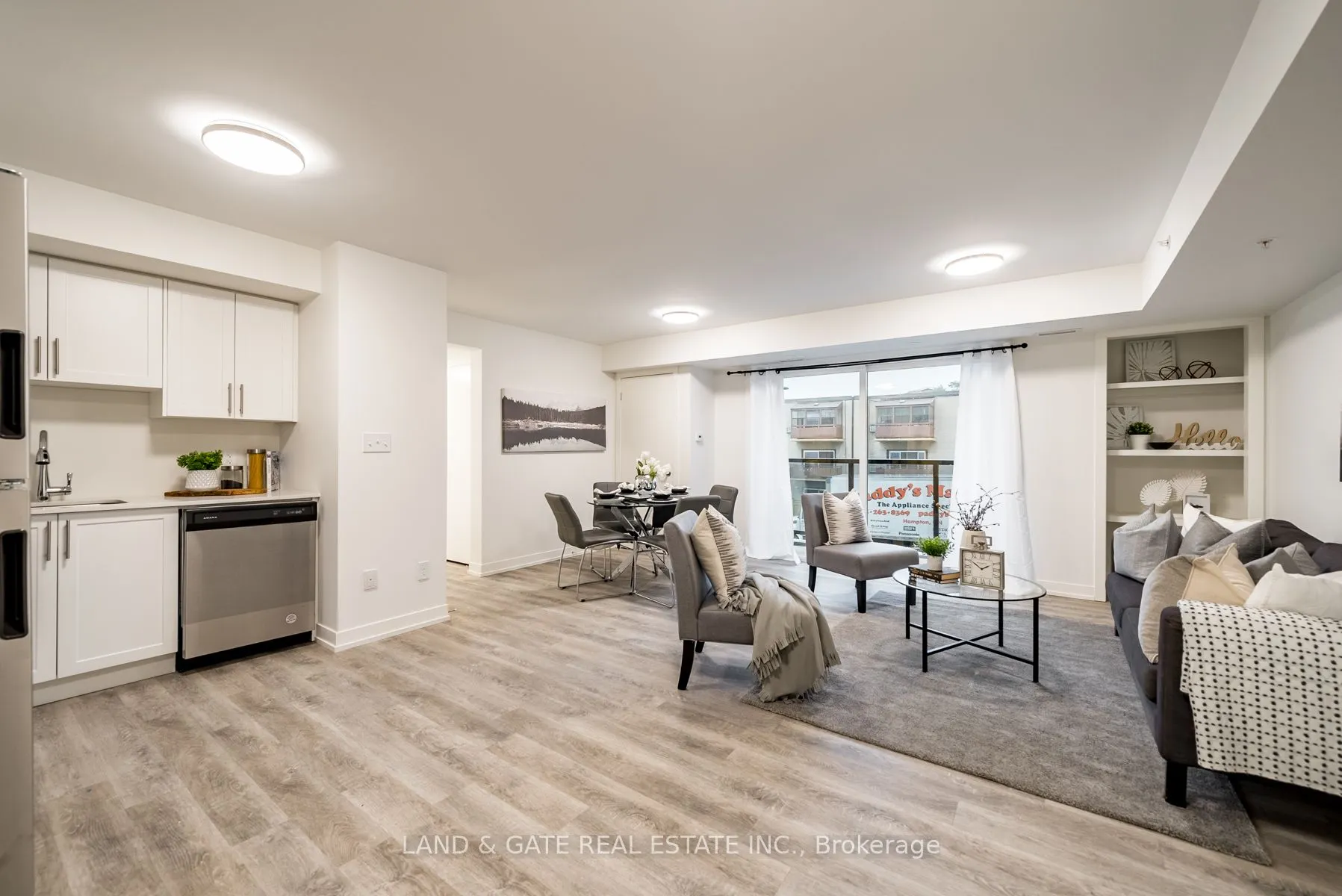 976 Simcoe Street N, #404