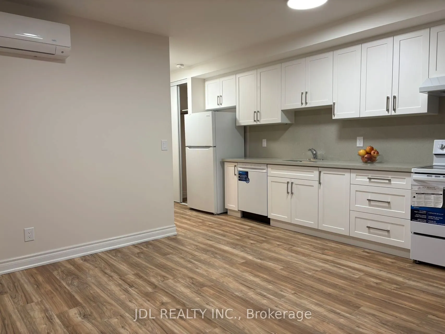 5 Harris Avenue S, #main floor