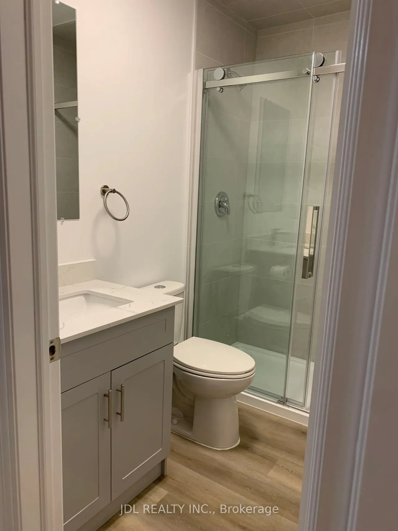 5 Harris Avenue S, #main floor