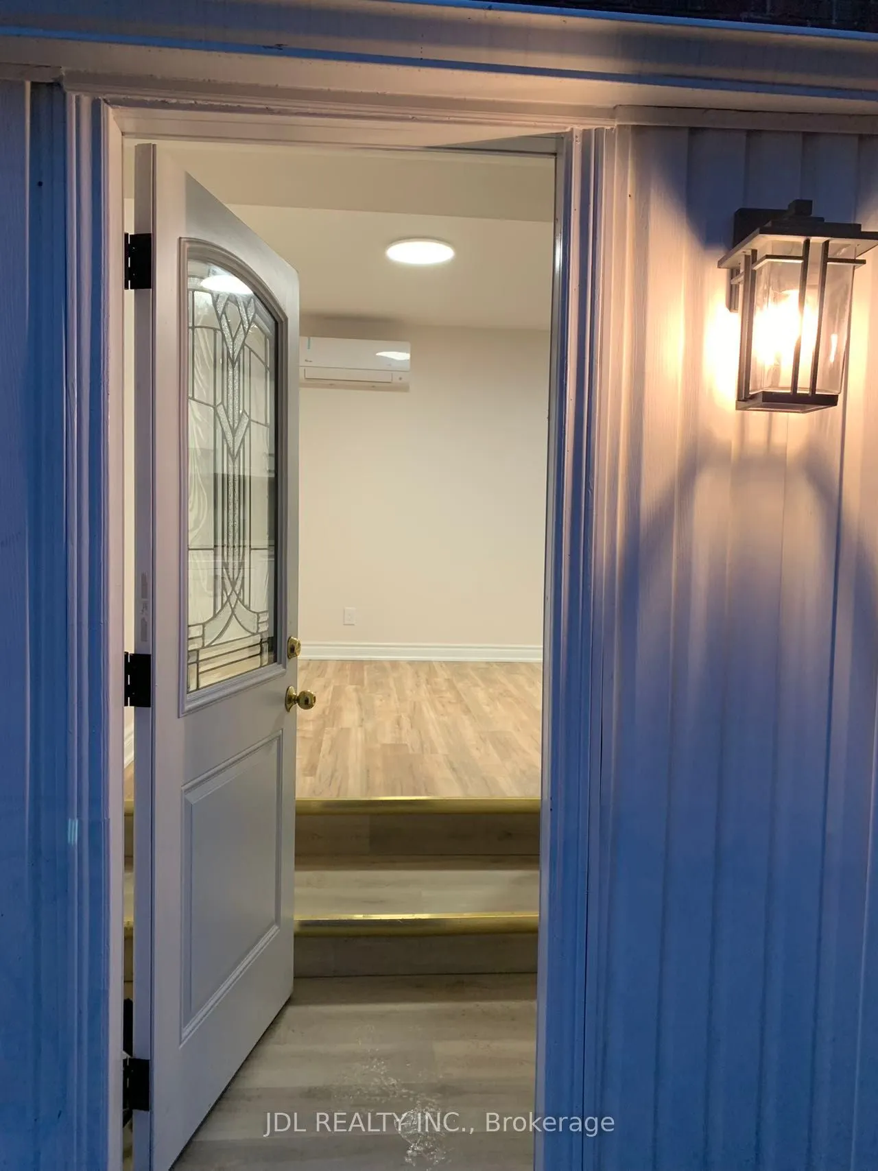 5 Harris Avenue S, #main floor