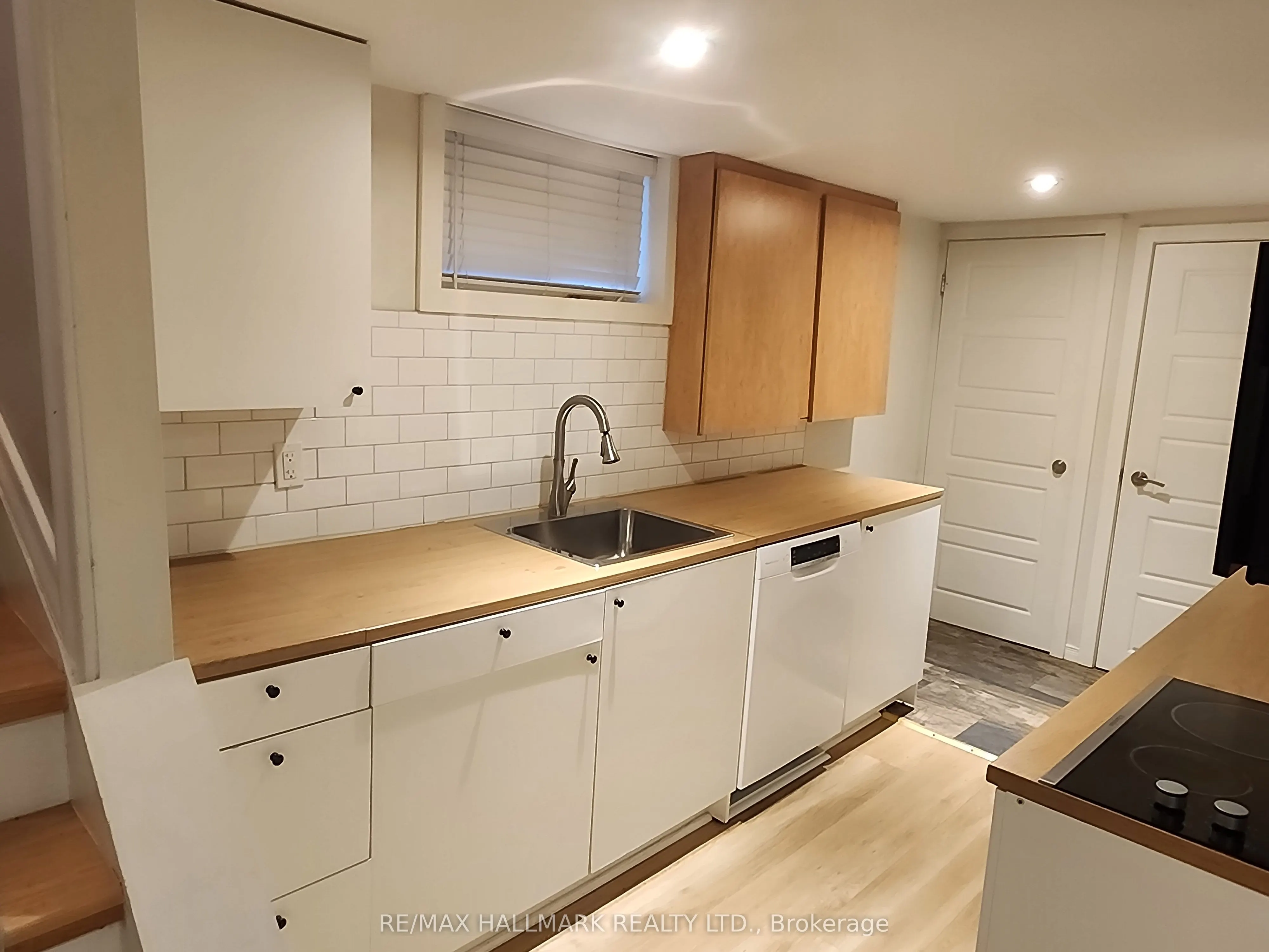 96 Glen Davis Crescent, #lower