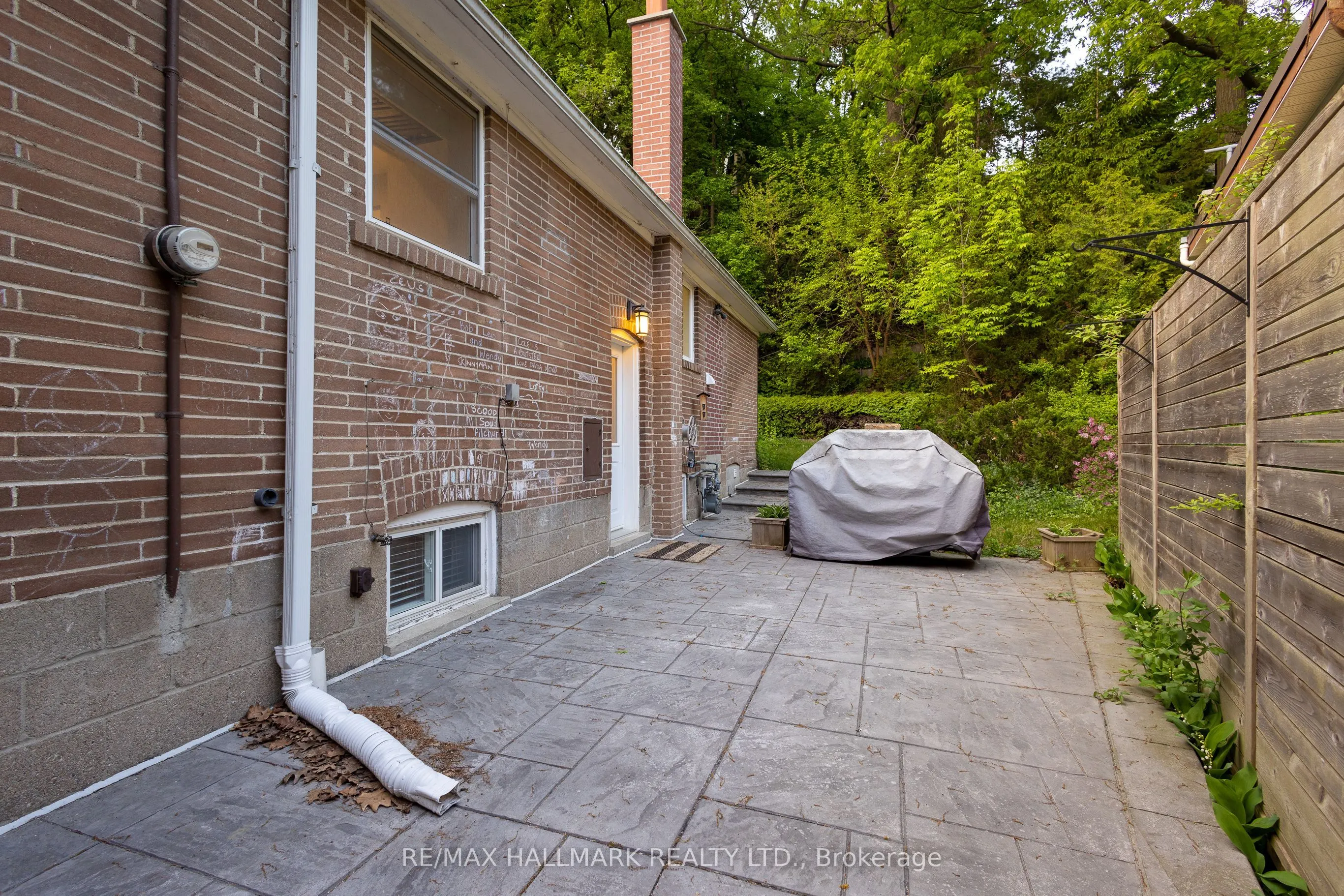 96 Glen Davis Crescent, #lower