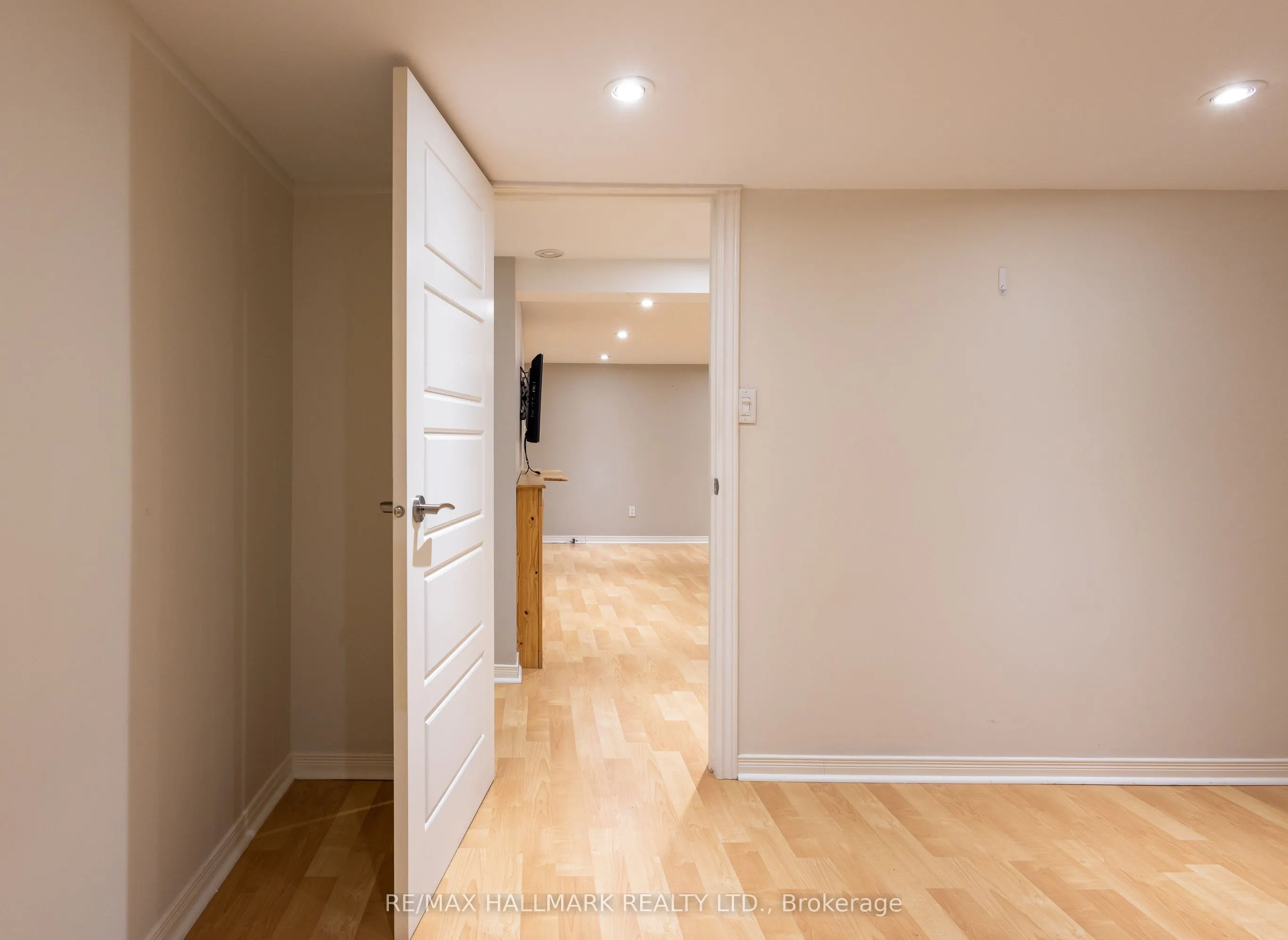 96 Glen Davis Crescent, #lower