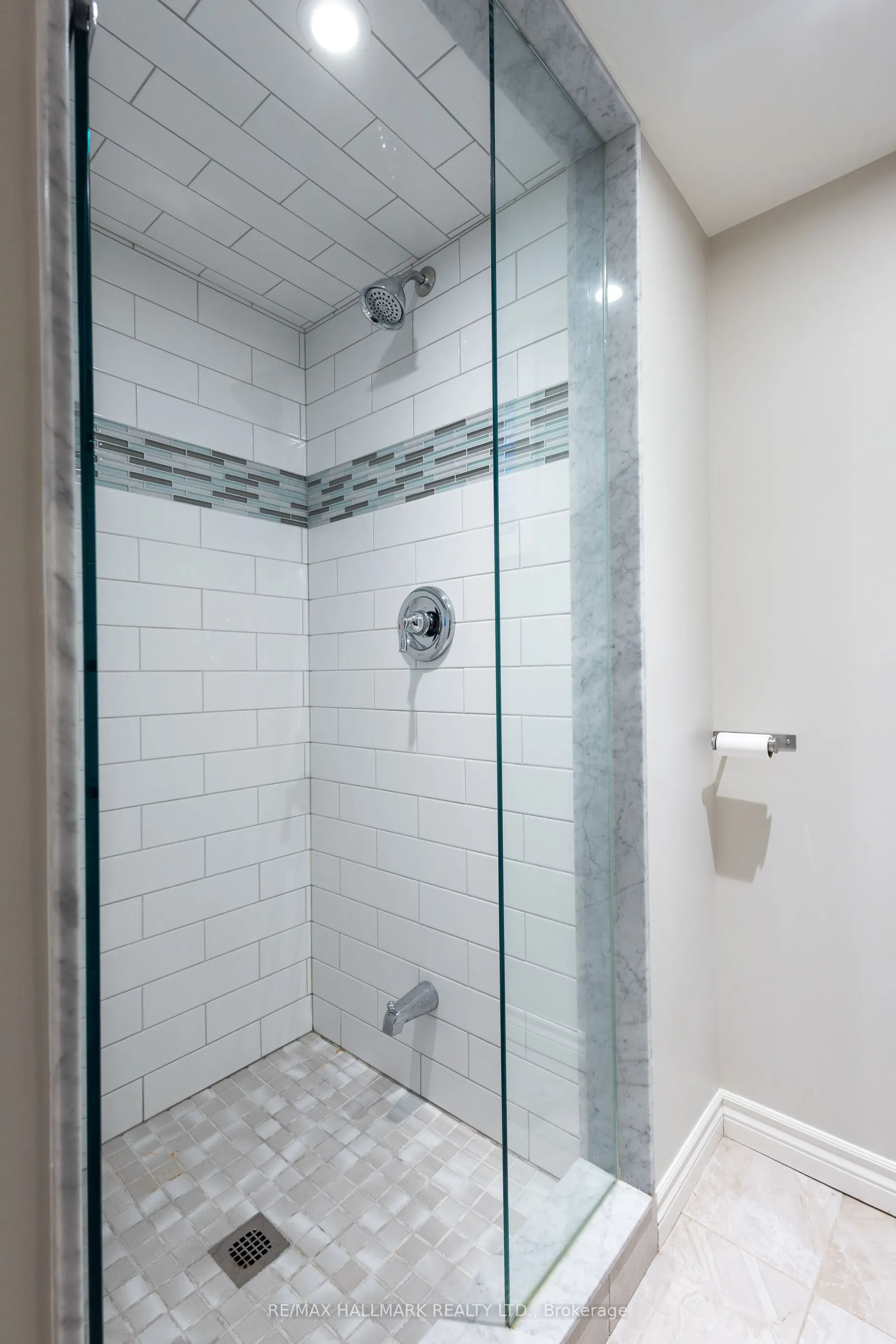 96 Glen Davis Crescent, #lower