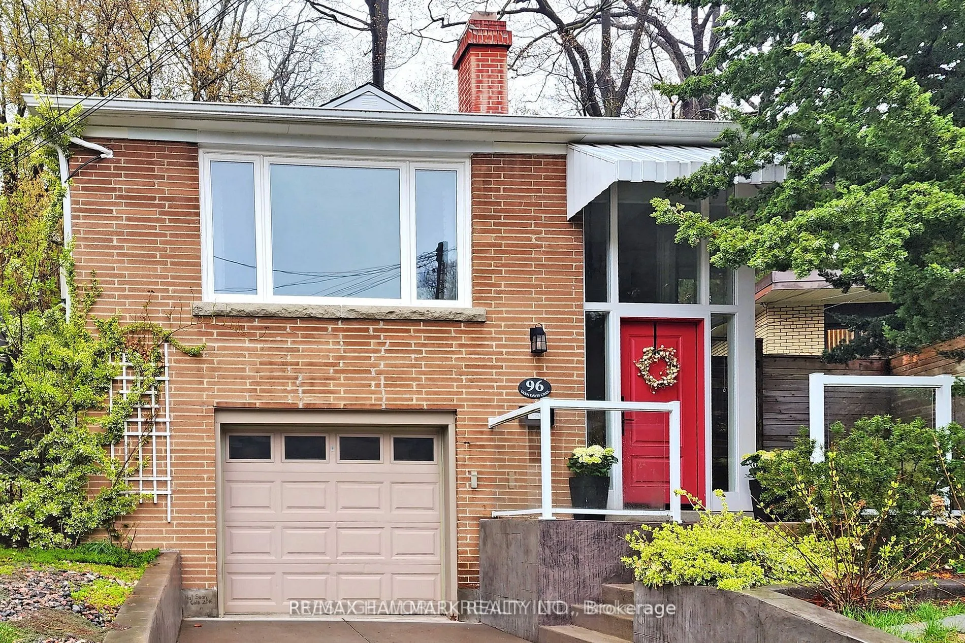 96 Glen Davis Crescent, #lower