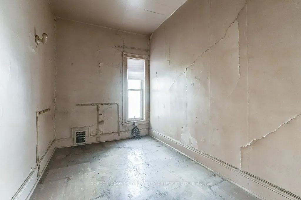 6 Paisley Avenue
