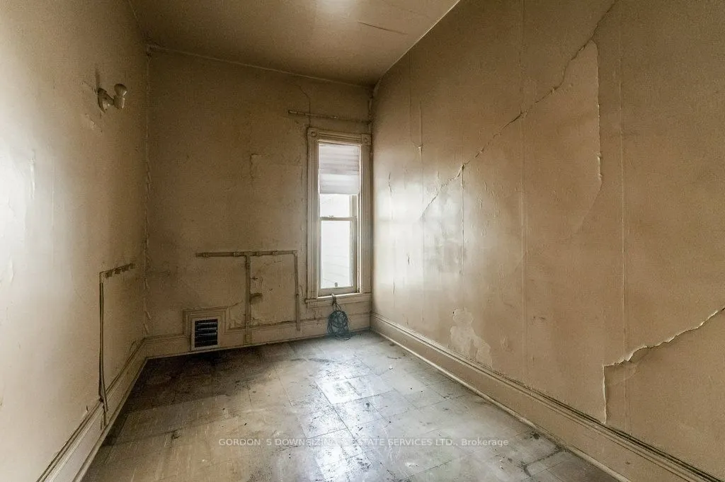 6 Paisley Avenue