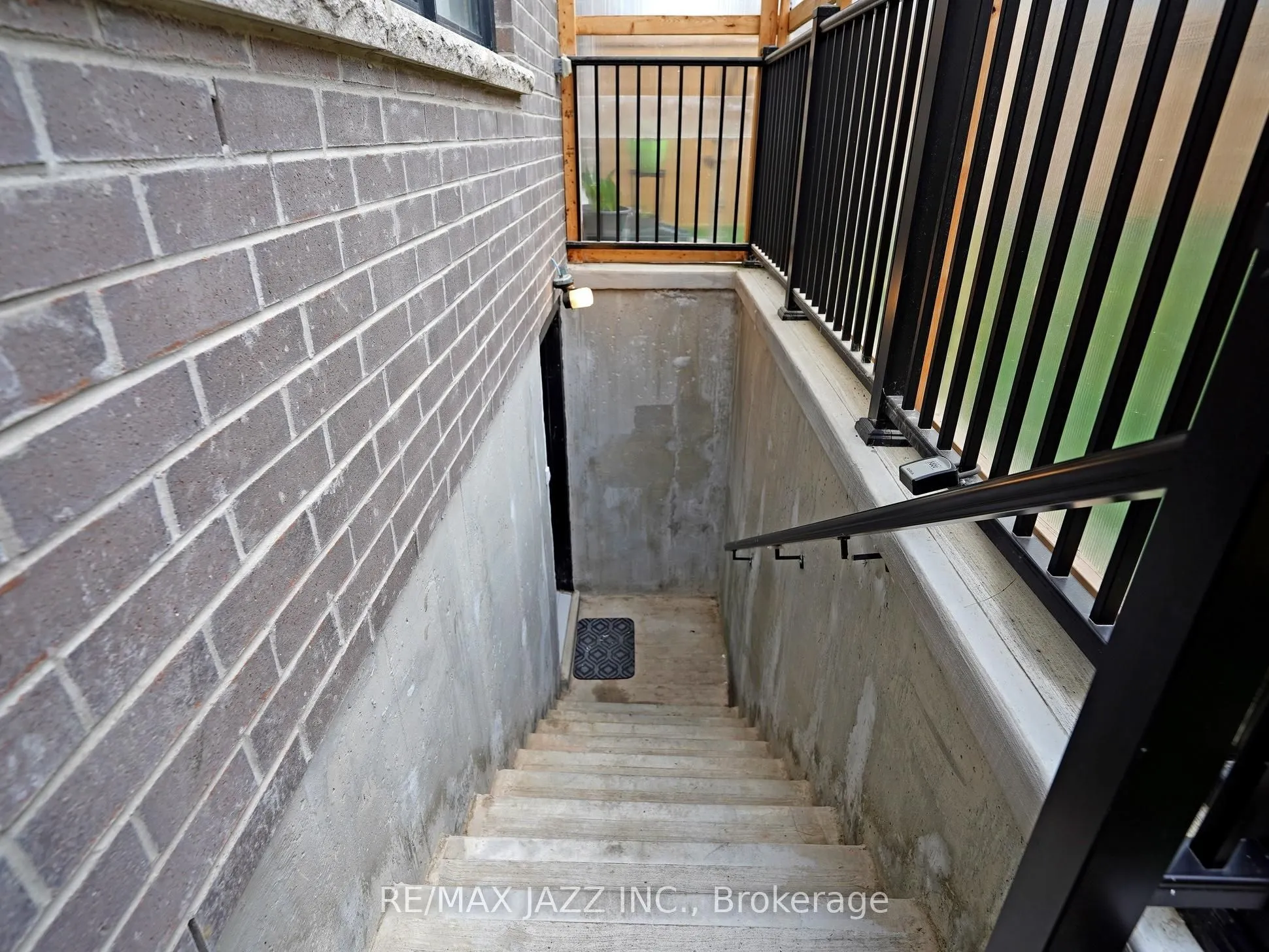1280 Amherst Gate