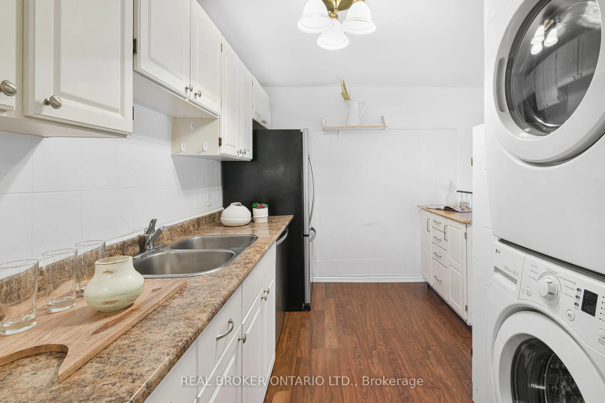 1666 Queen Street E, #Th24