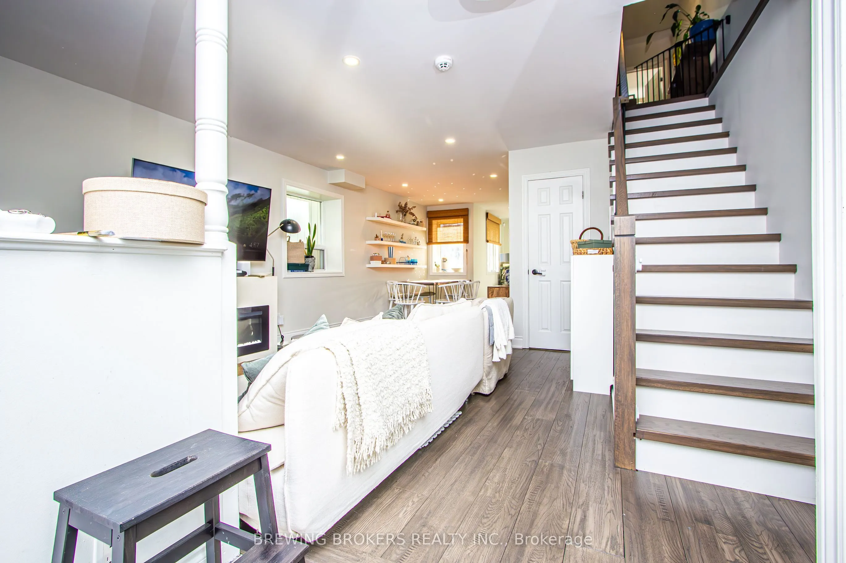 16 Bryant Avenue E