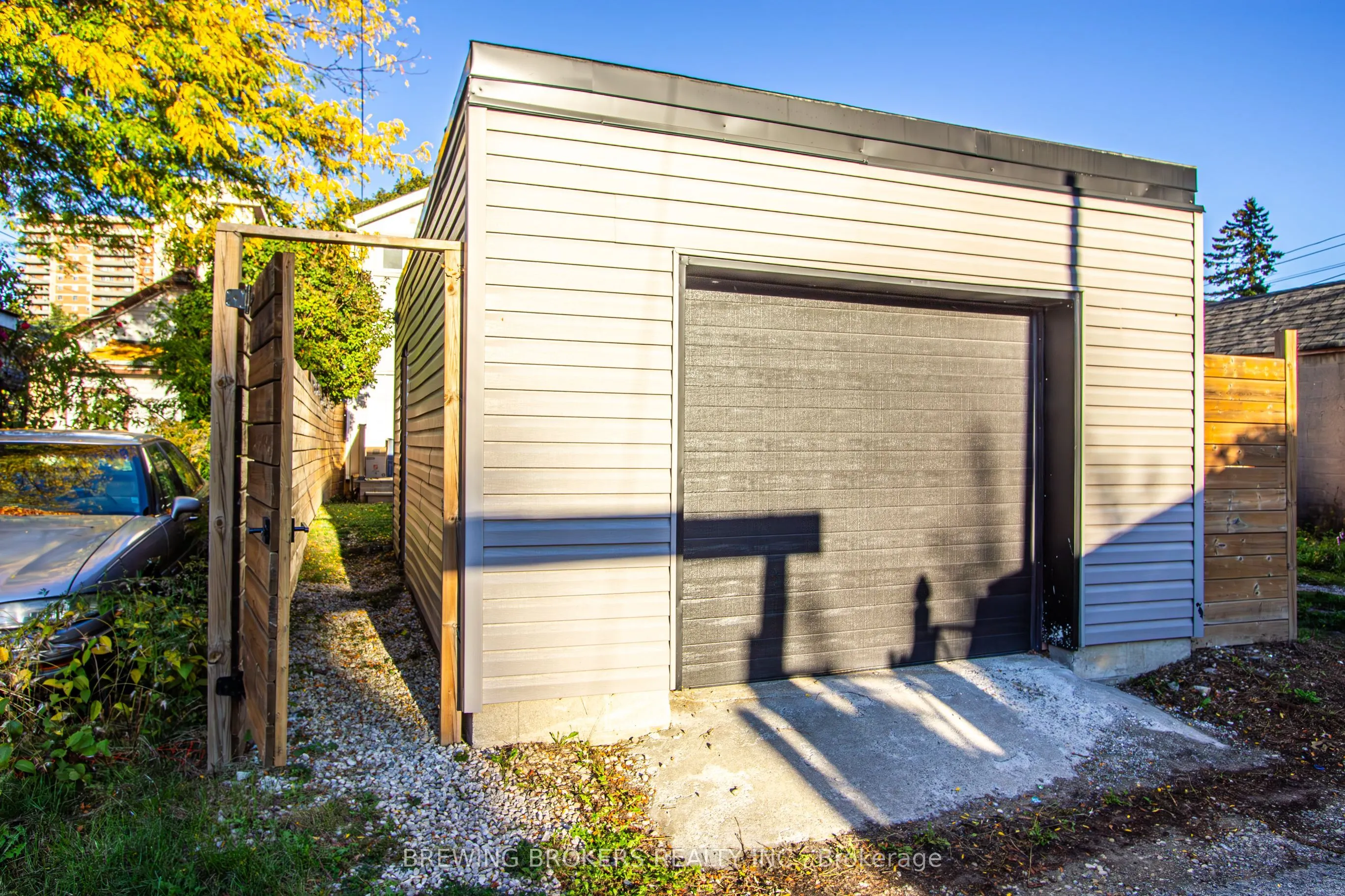 16 Bryant Avenue E