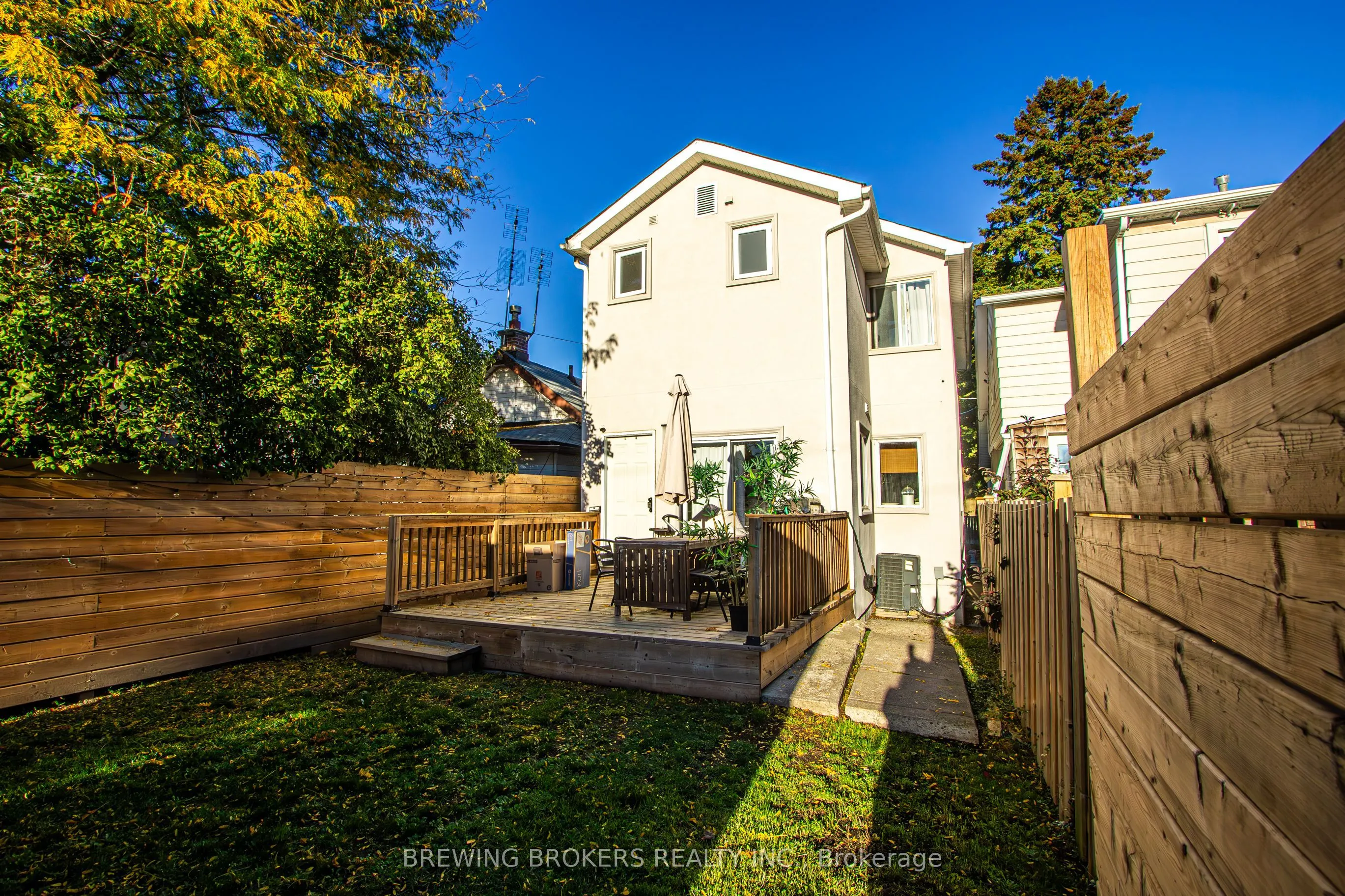 16 Bryant Avenue E