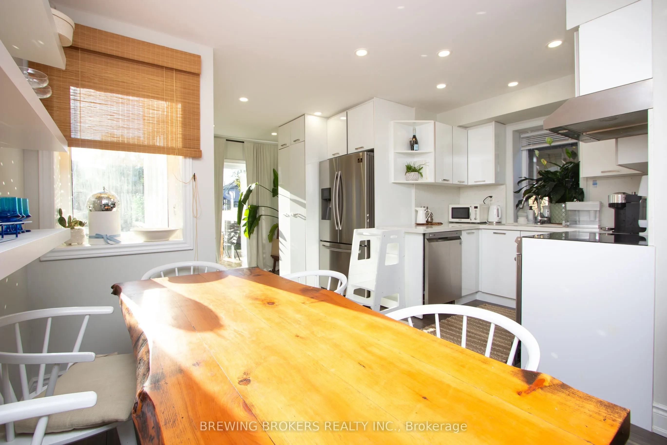 16 Bryant Avenue E