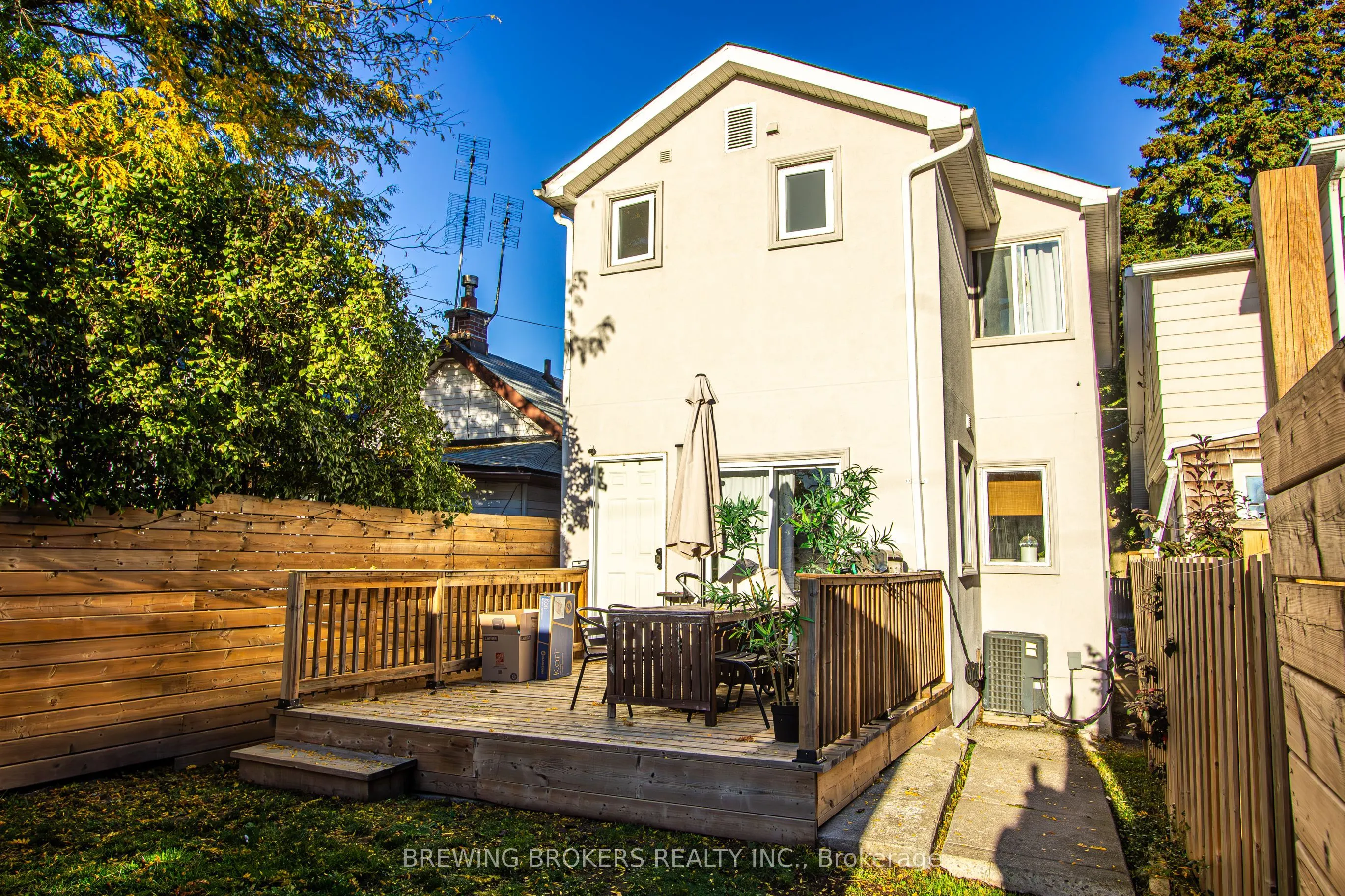 16 Bryant Avenue E