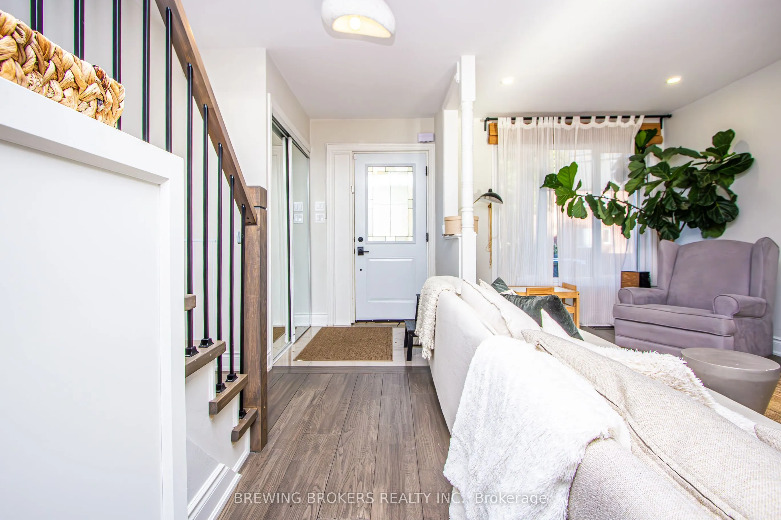 16 Bryant Avenue E