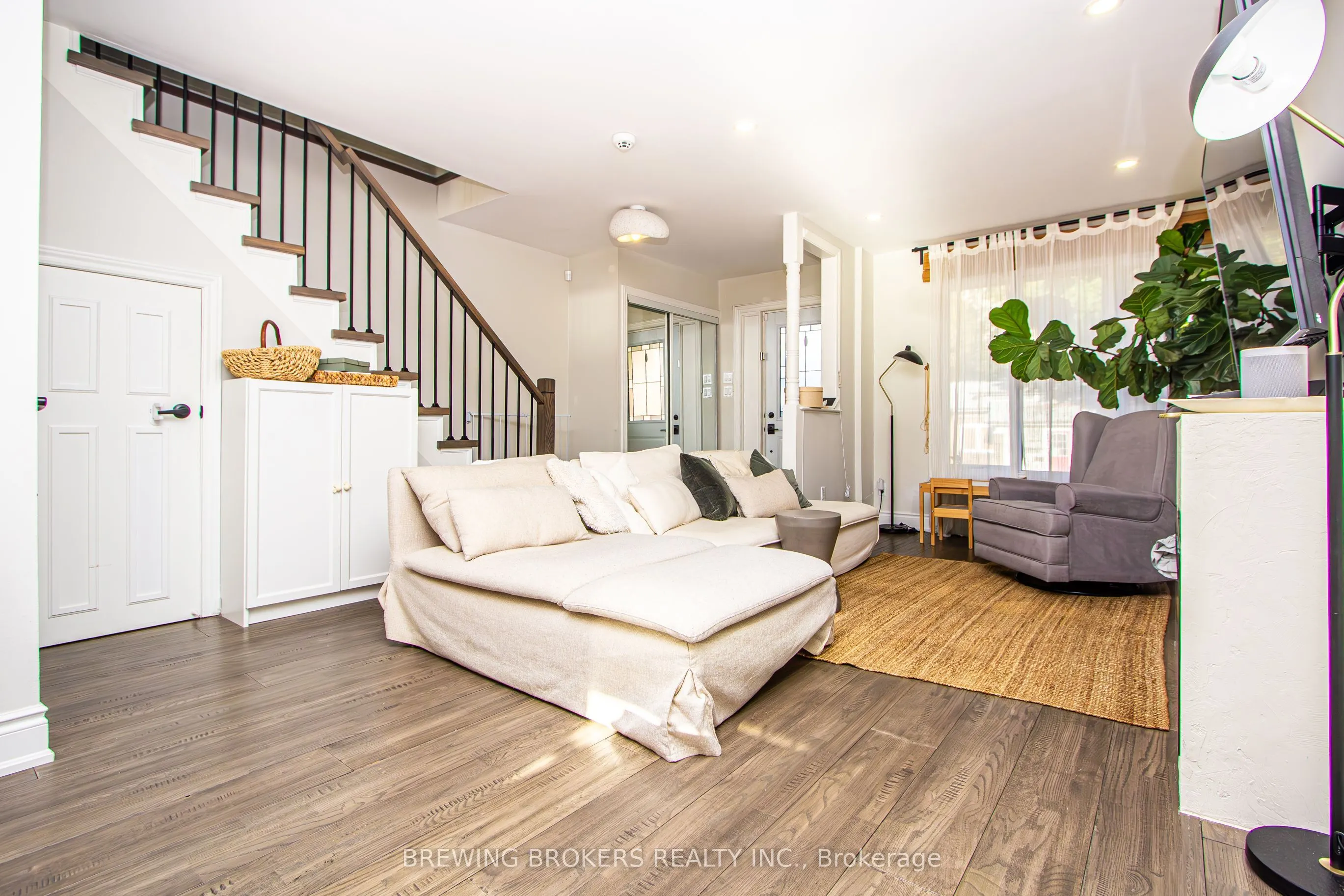 16 Bryant Avenue E