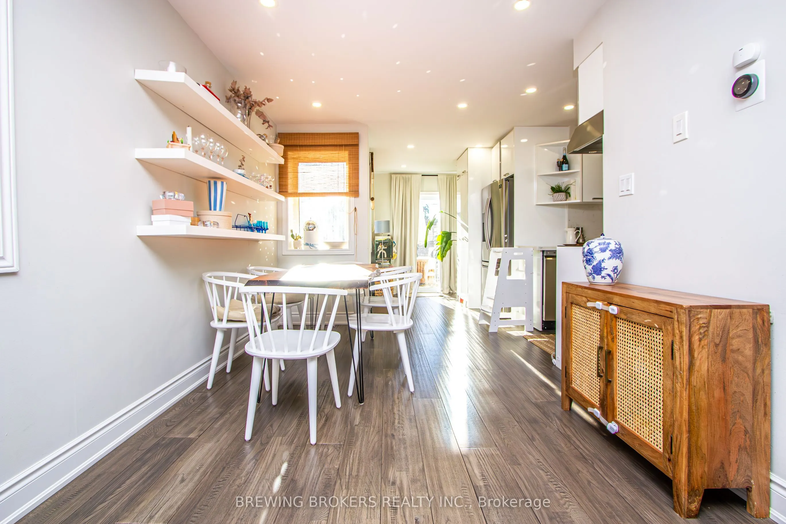 16 Bryant Avenue E