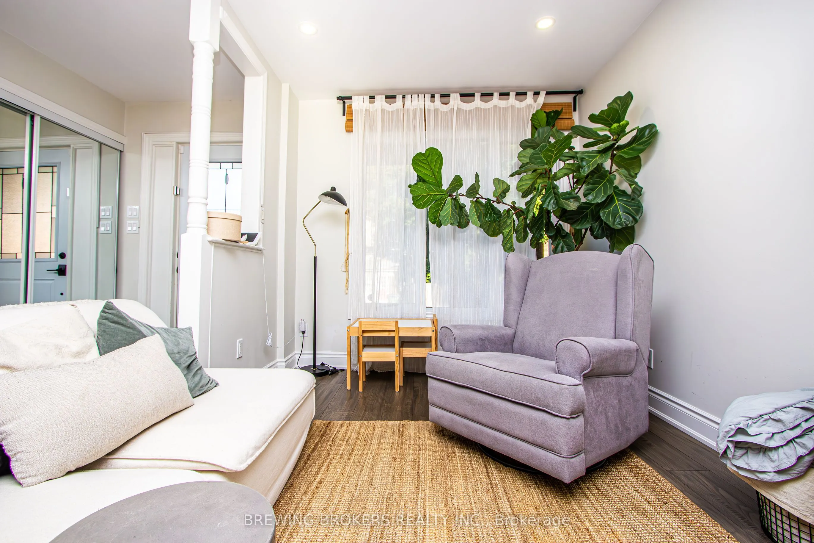 16 Bryant Avenue E