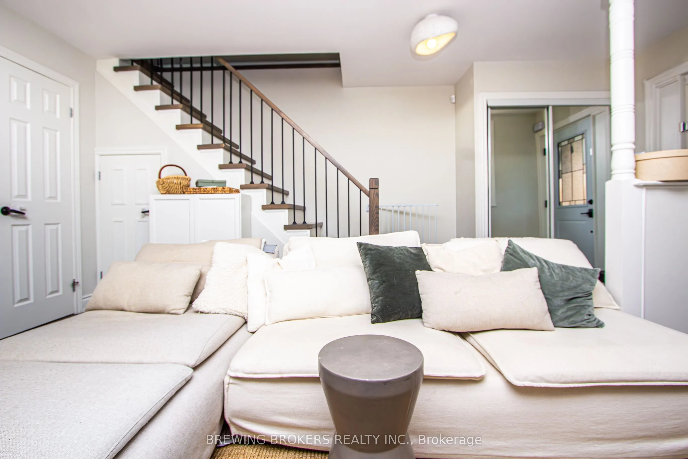 16 Bryant Avenue E