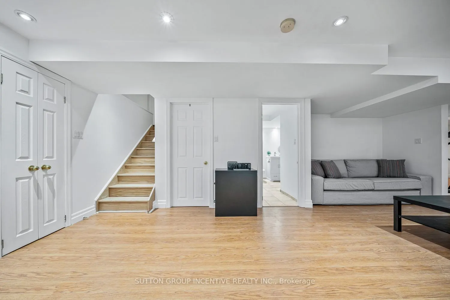 432 Woodsmere Crescent