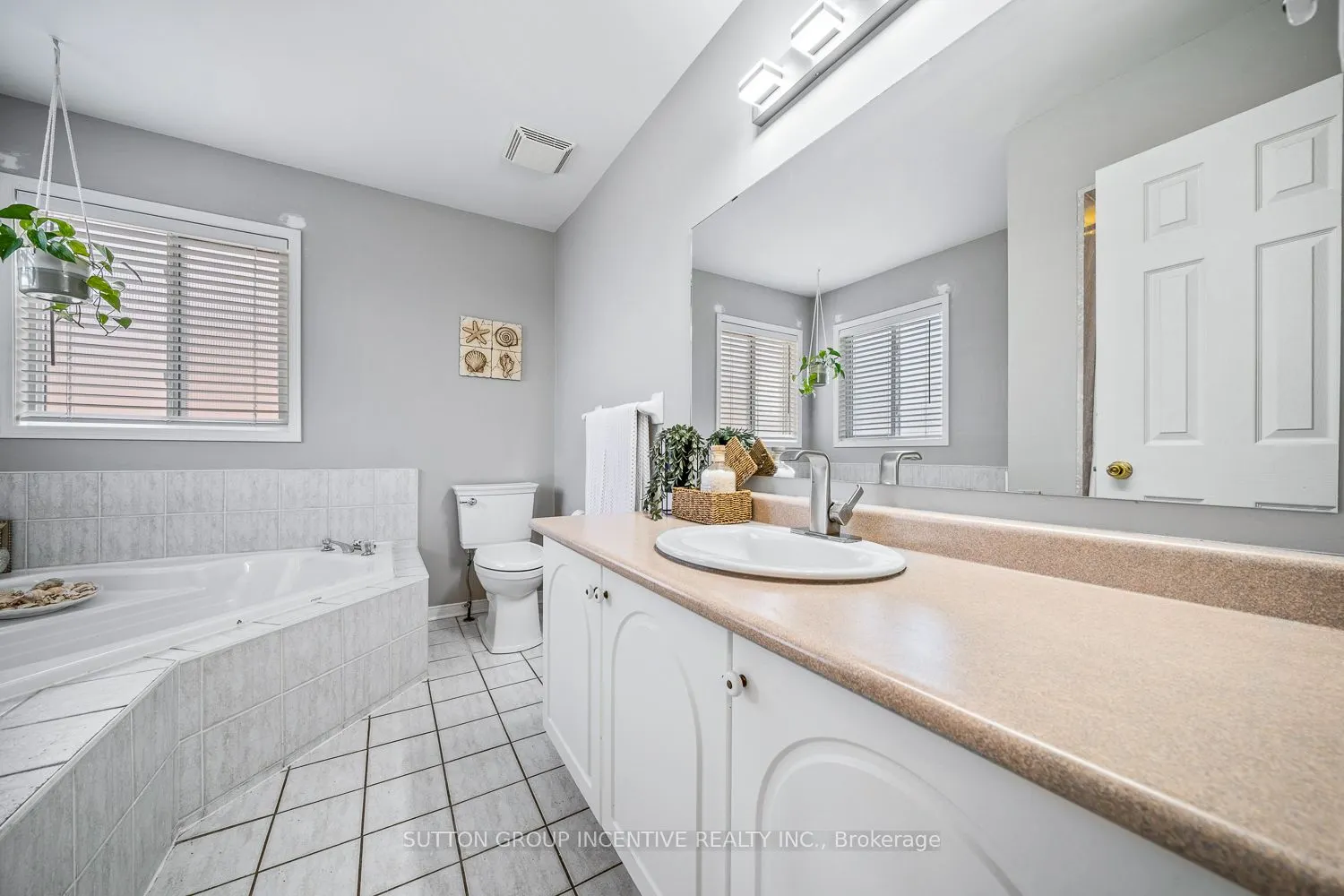 432 Woodsmere Crescent