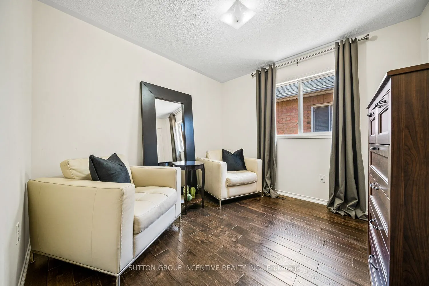 432 Woodsmere Crescent