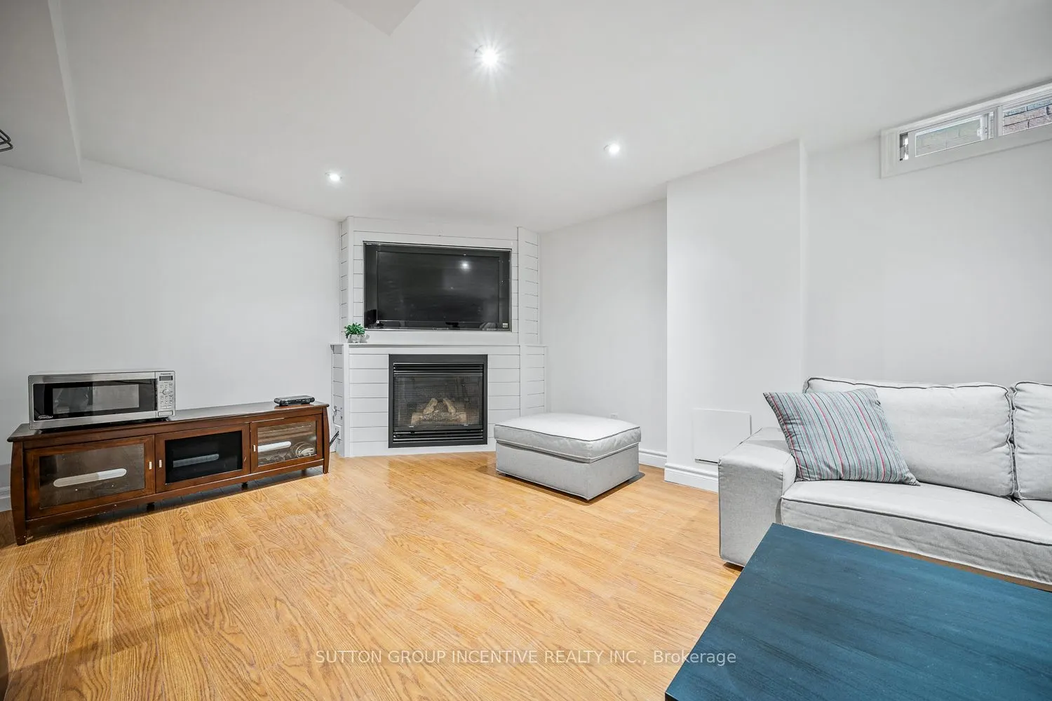 432 Woodsmere Crescent