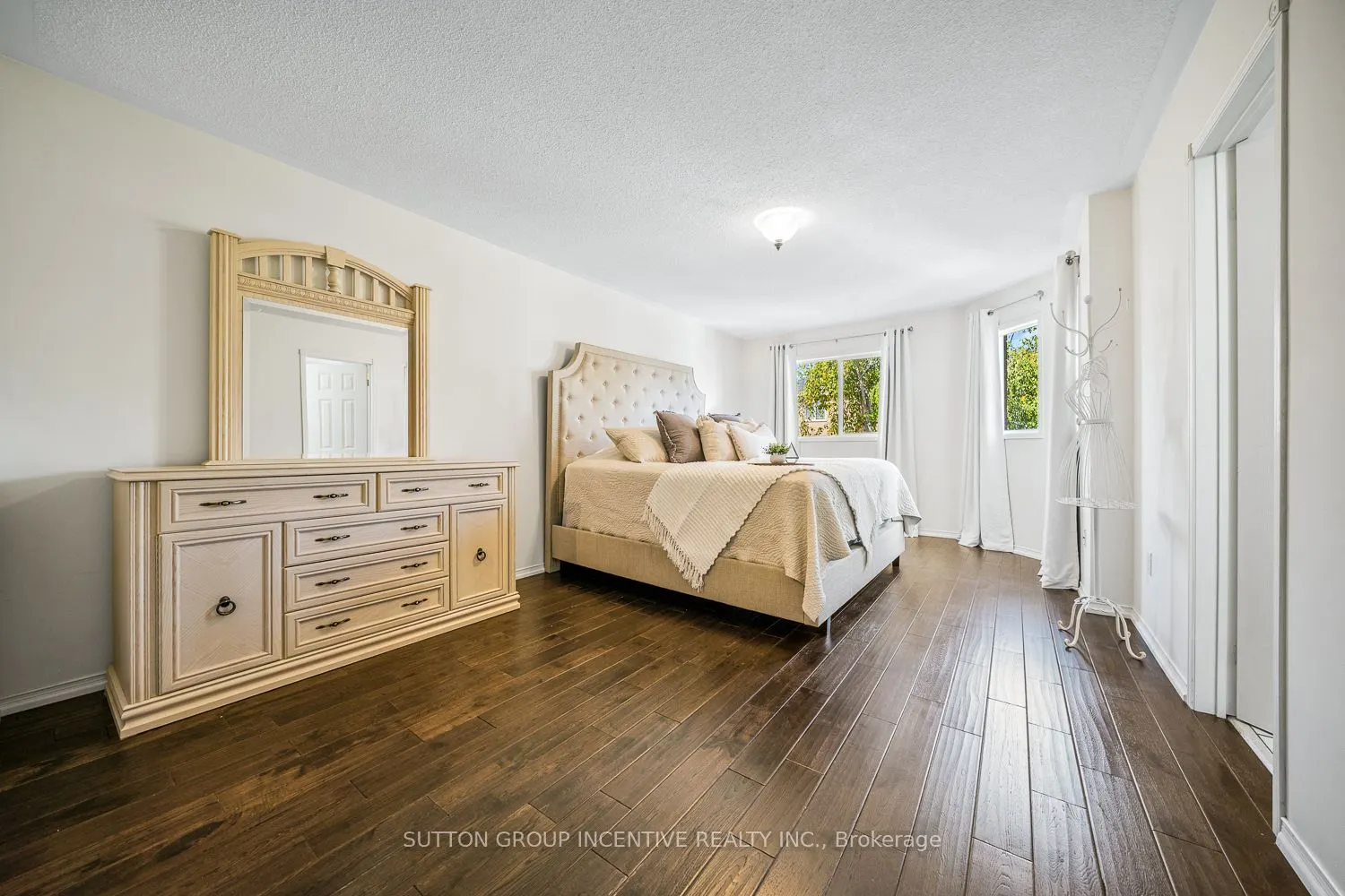 432 Woodsmere Crescent