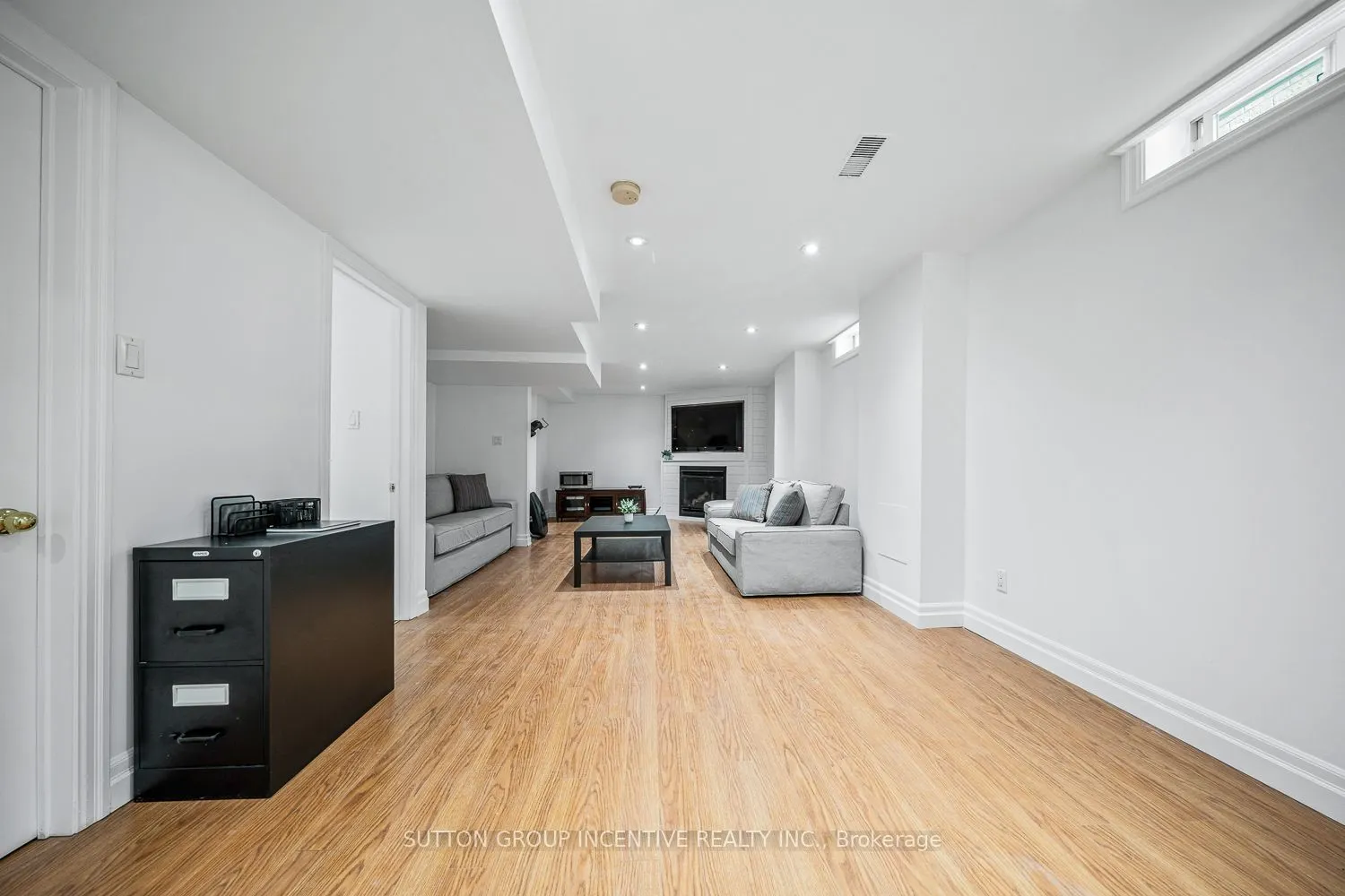 432 Woodsmere Crescent