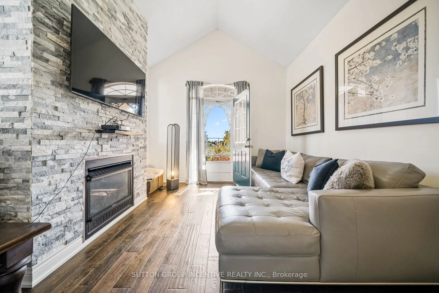 432 Woodsmere Crescent