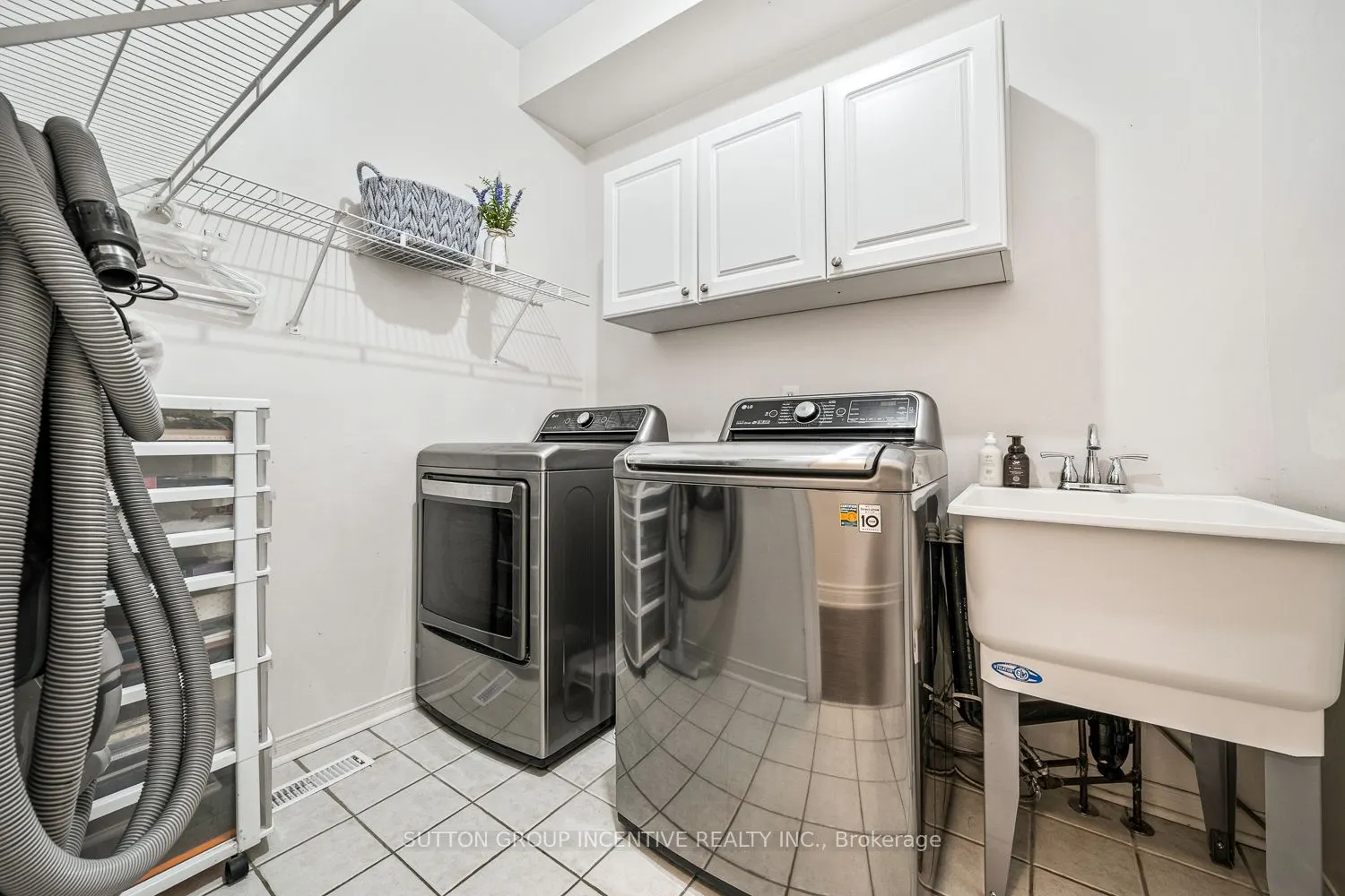 432 Woodsmere Crescent