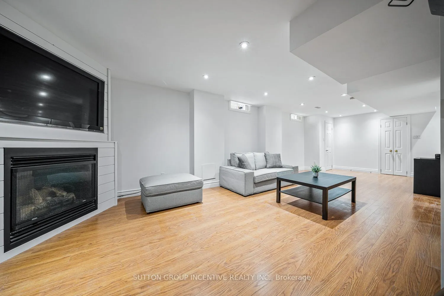 432 Woodsmere Crescent