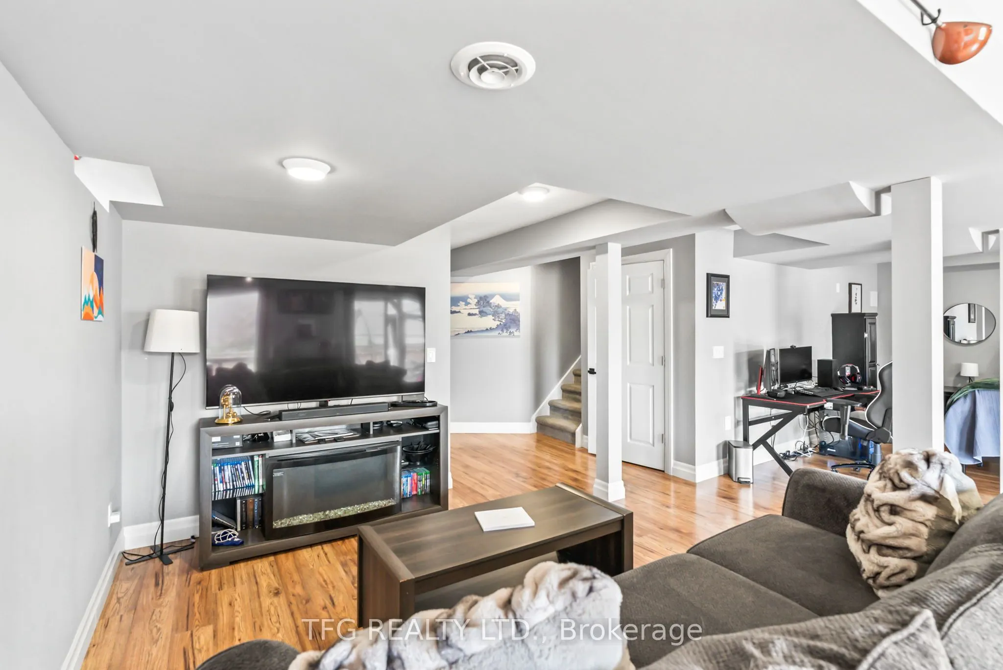 1187 Ashgrove Crescent
