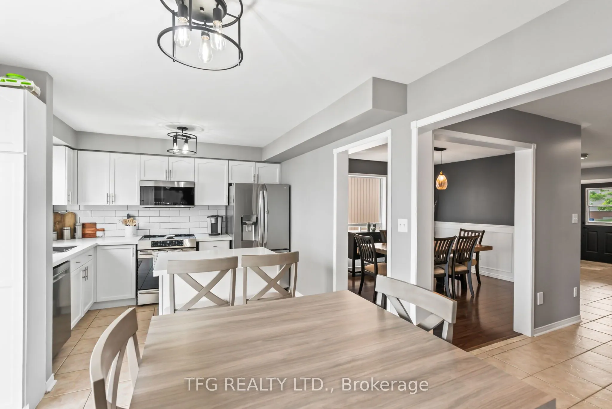 1187 Ashgrove Crescent