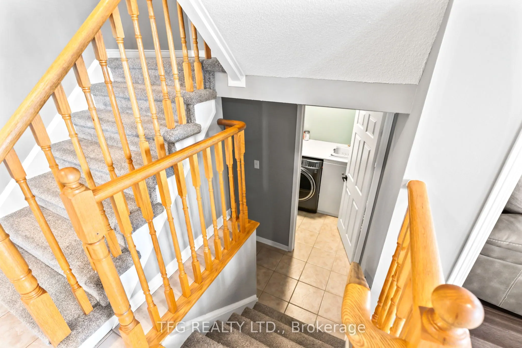 1187 Ashgrove Crescent