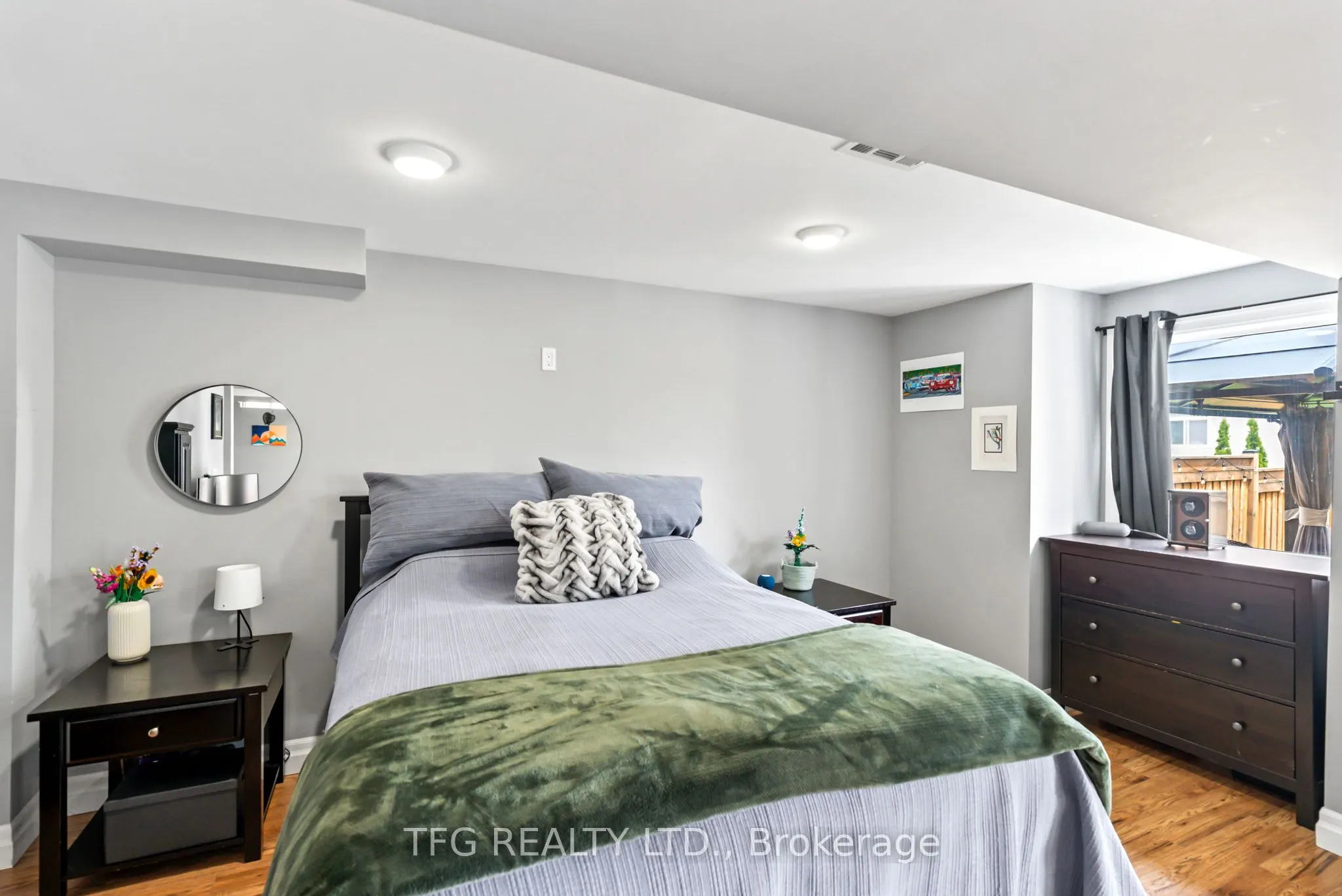 1187 Ashgrove Crescent