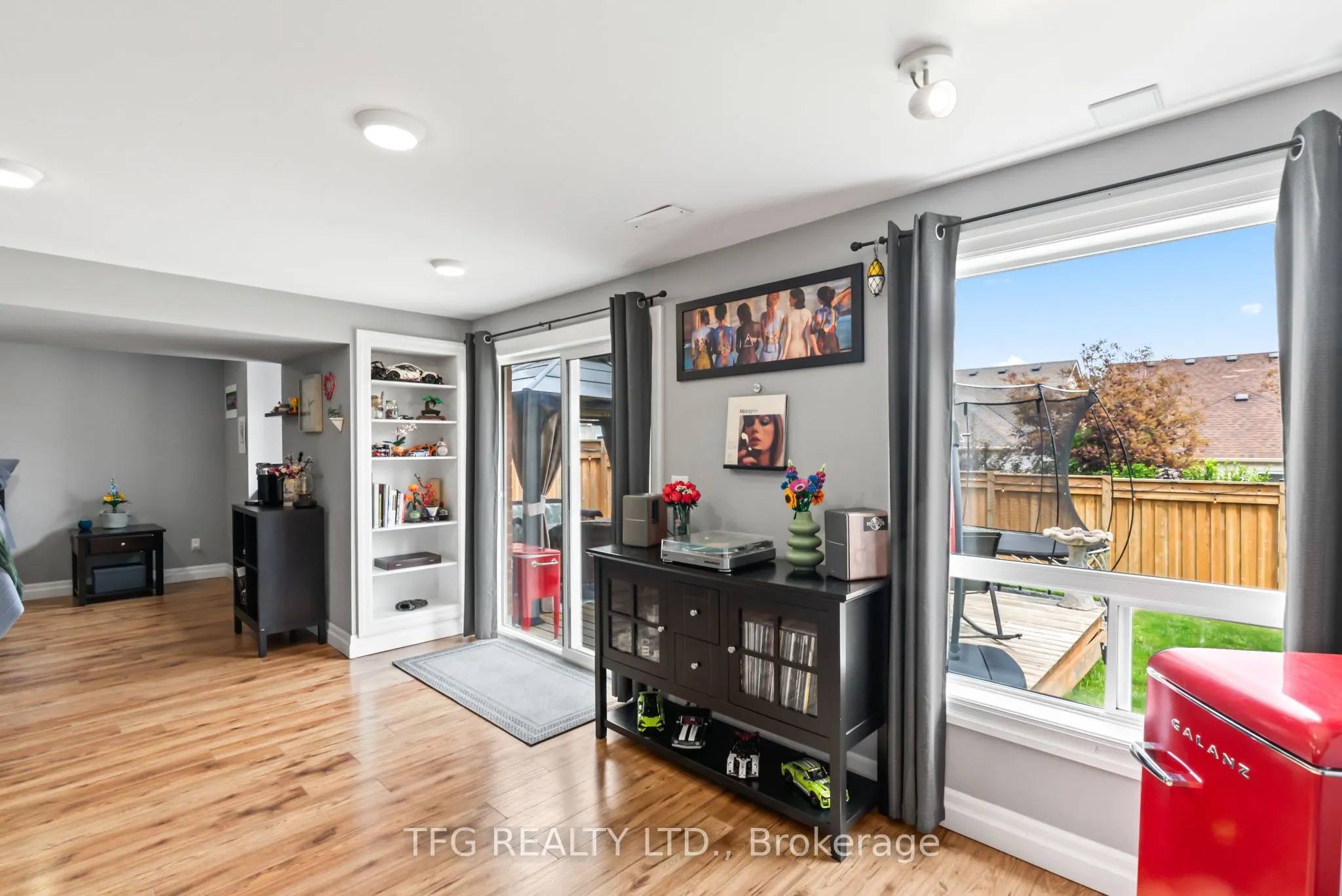 1187 Ashgrove Crescent