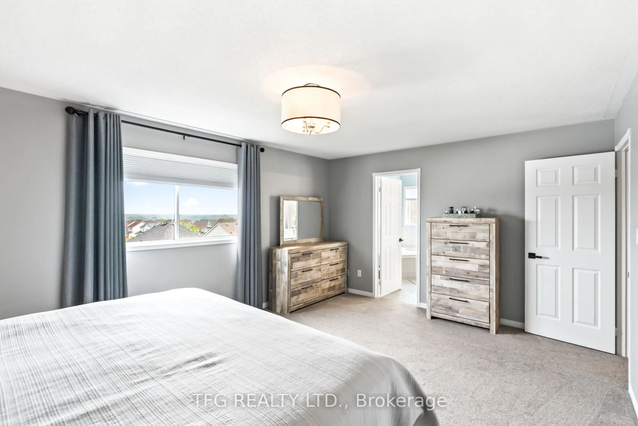 1187 Ashgrove Crescent