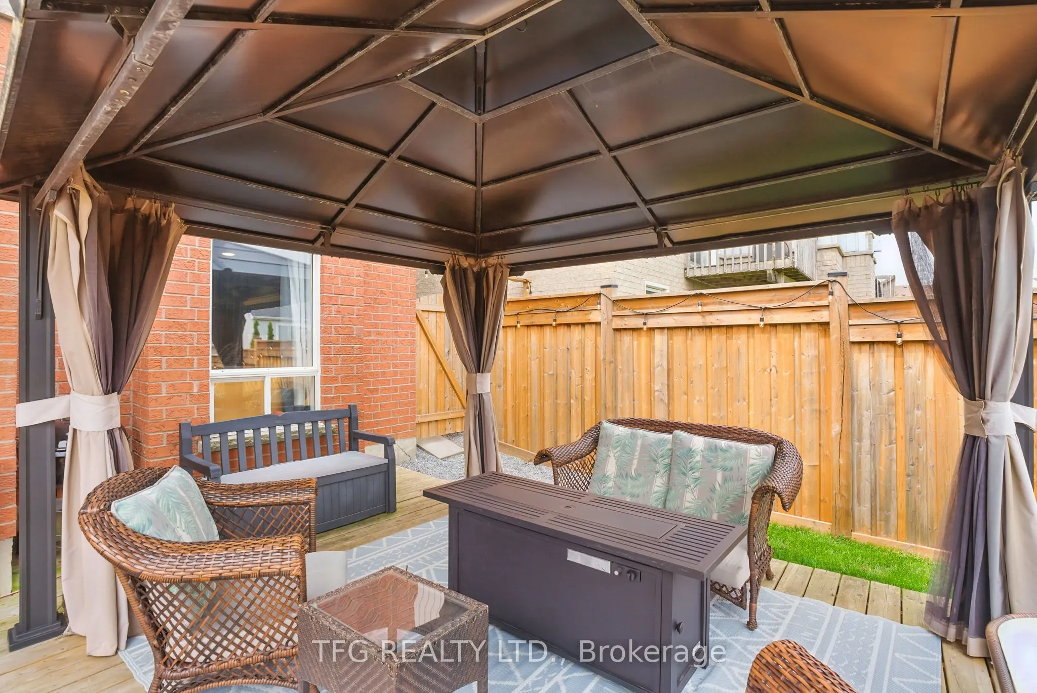 1187 Ashgrove Crescent