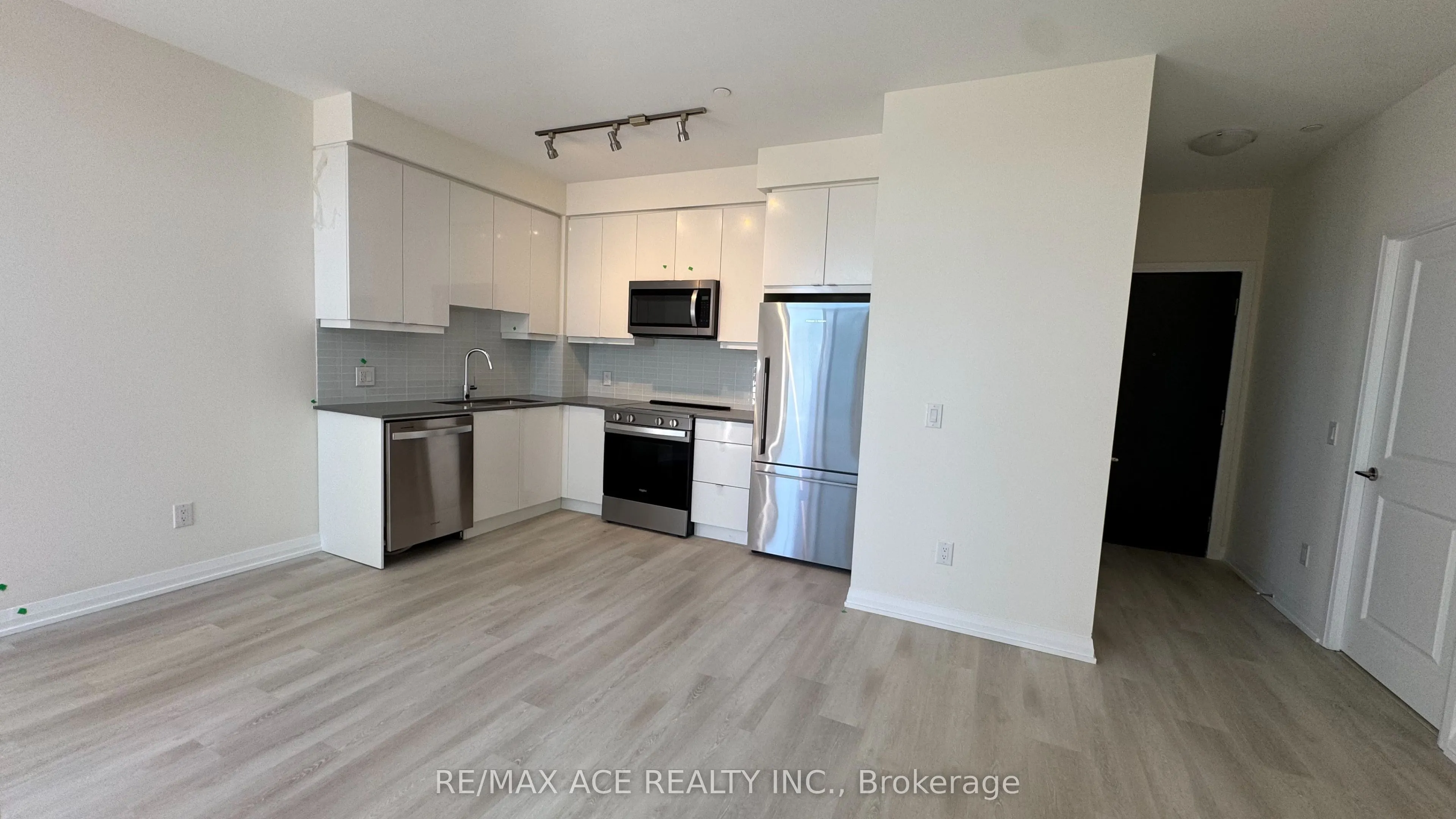 3260 Sheppard Avenue E, #210