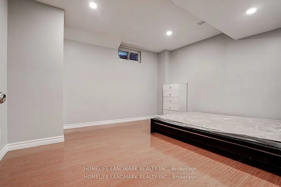 15 Saintsbury Square