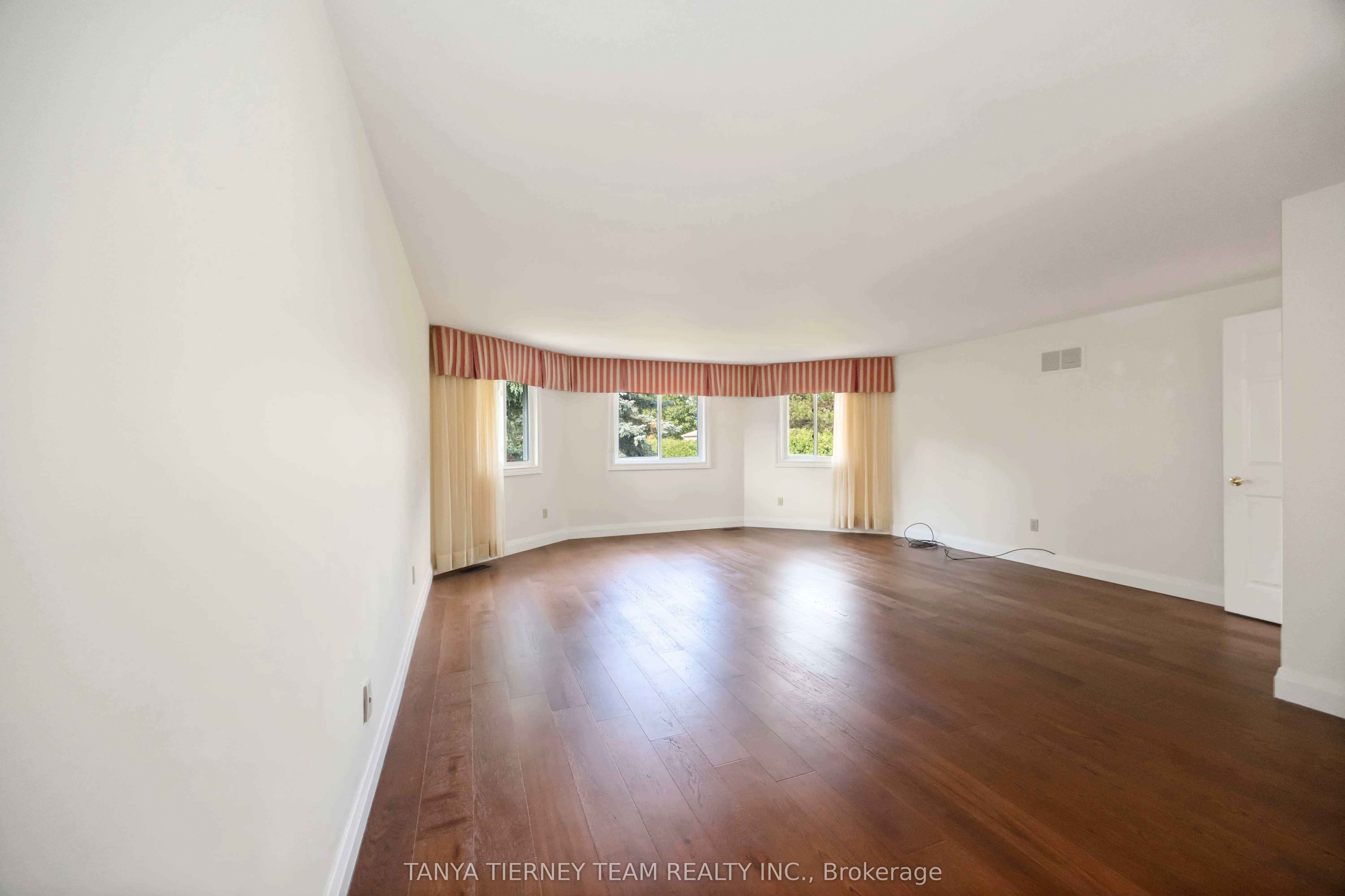 6 Lyndhurst Crescent