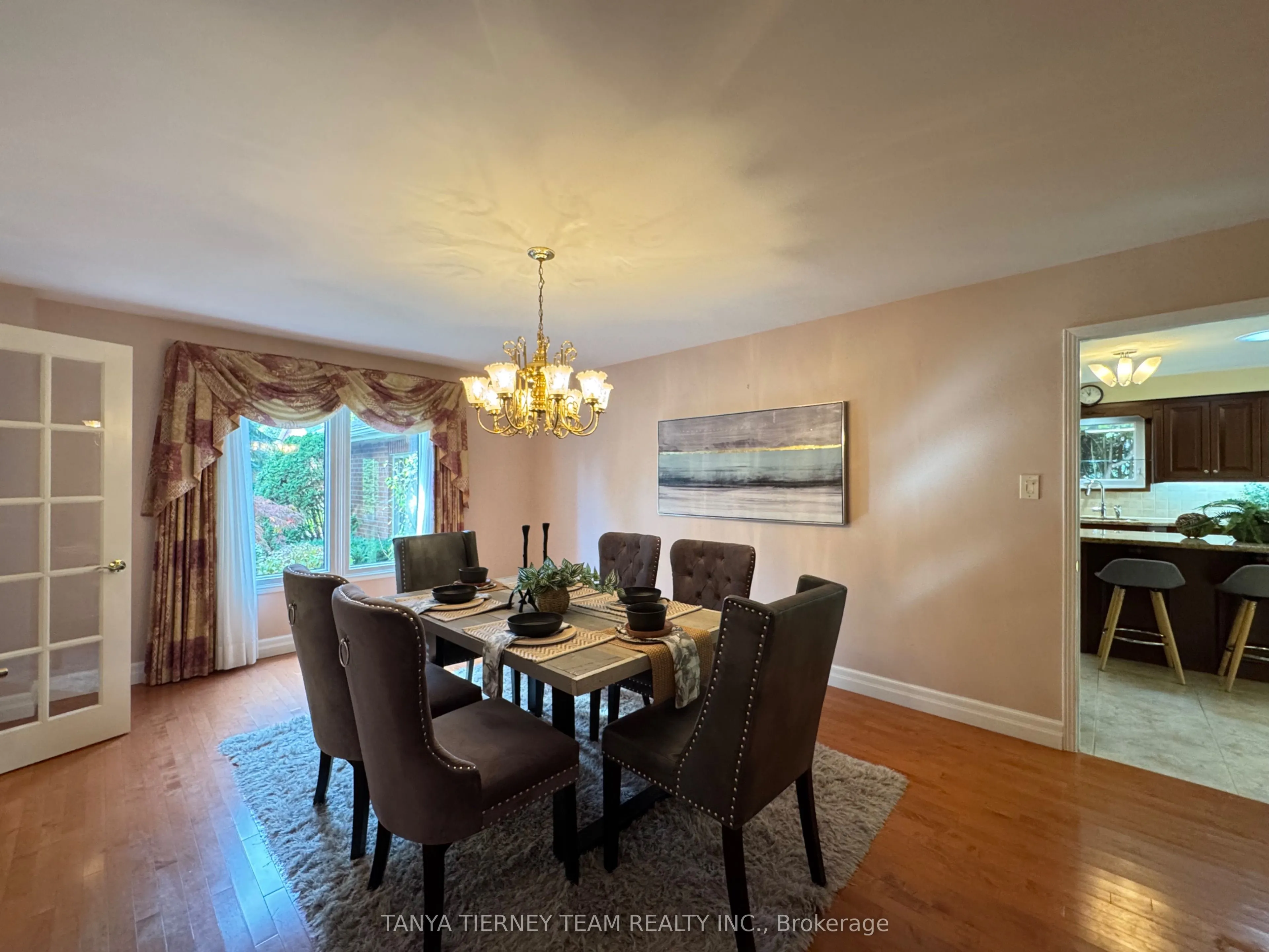 6 Lyndhurst Crescent