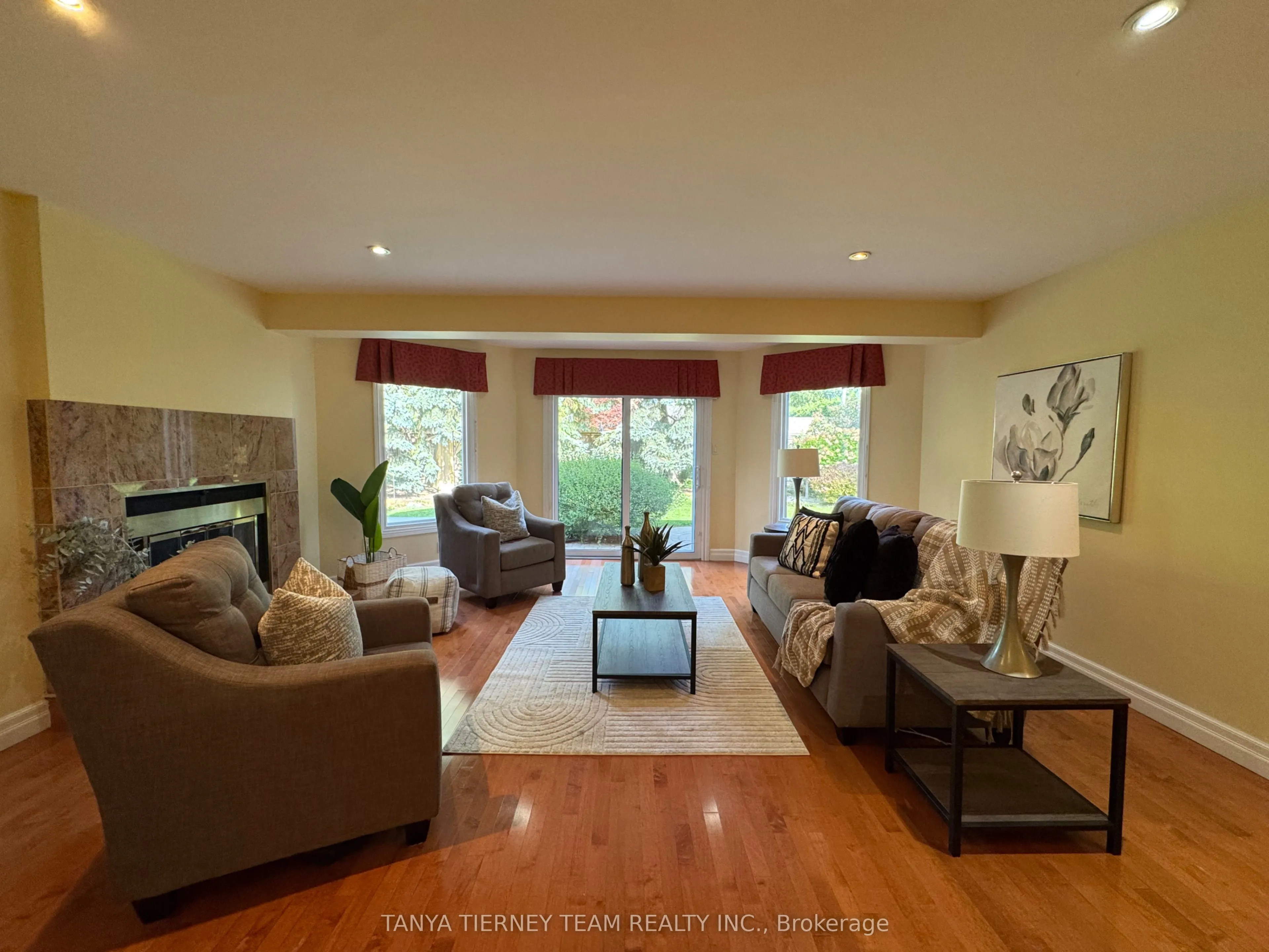 6 Lyndhurst Crescent