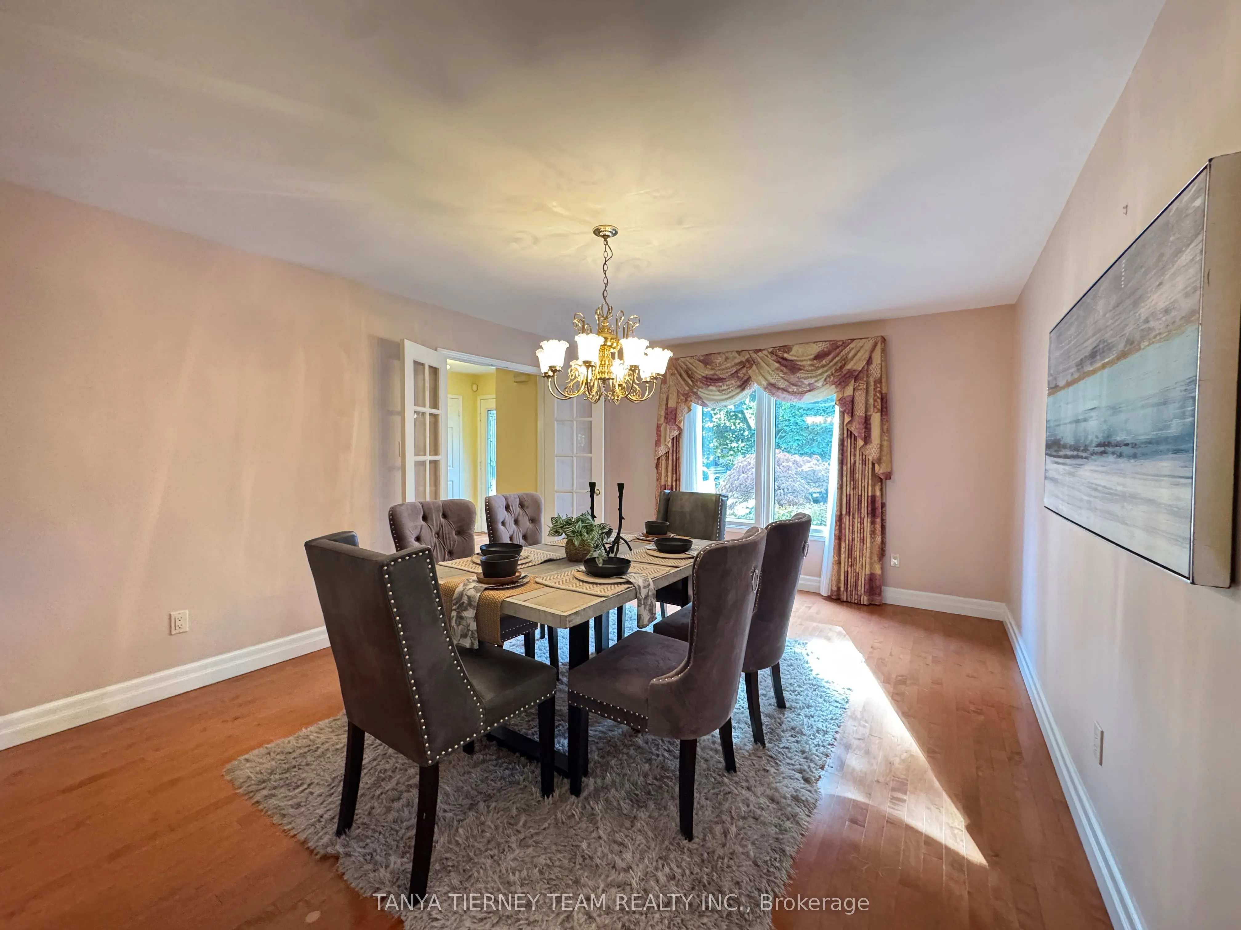 6 Lyndhurst Crescent
