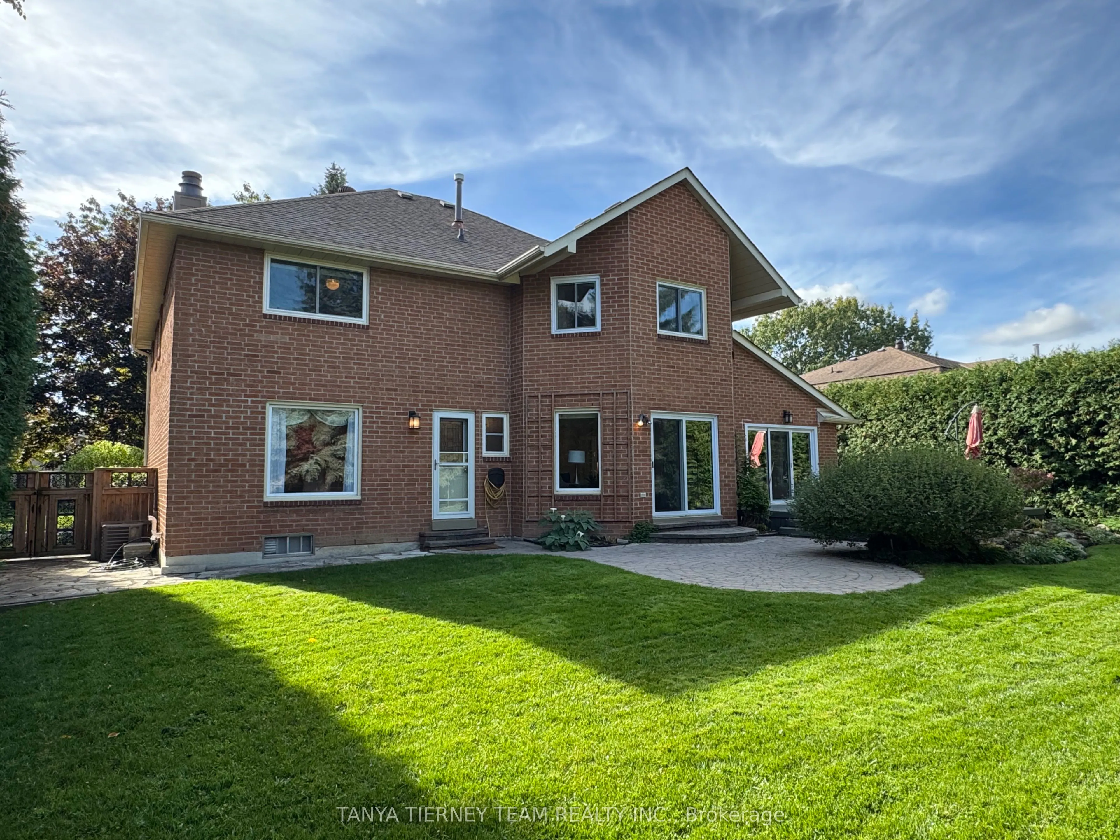 6 Lyndhurst Crescent