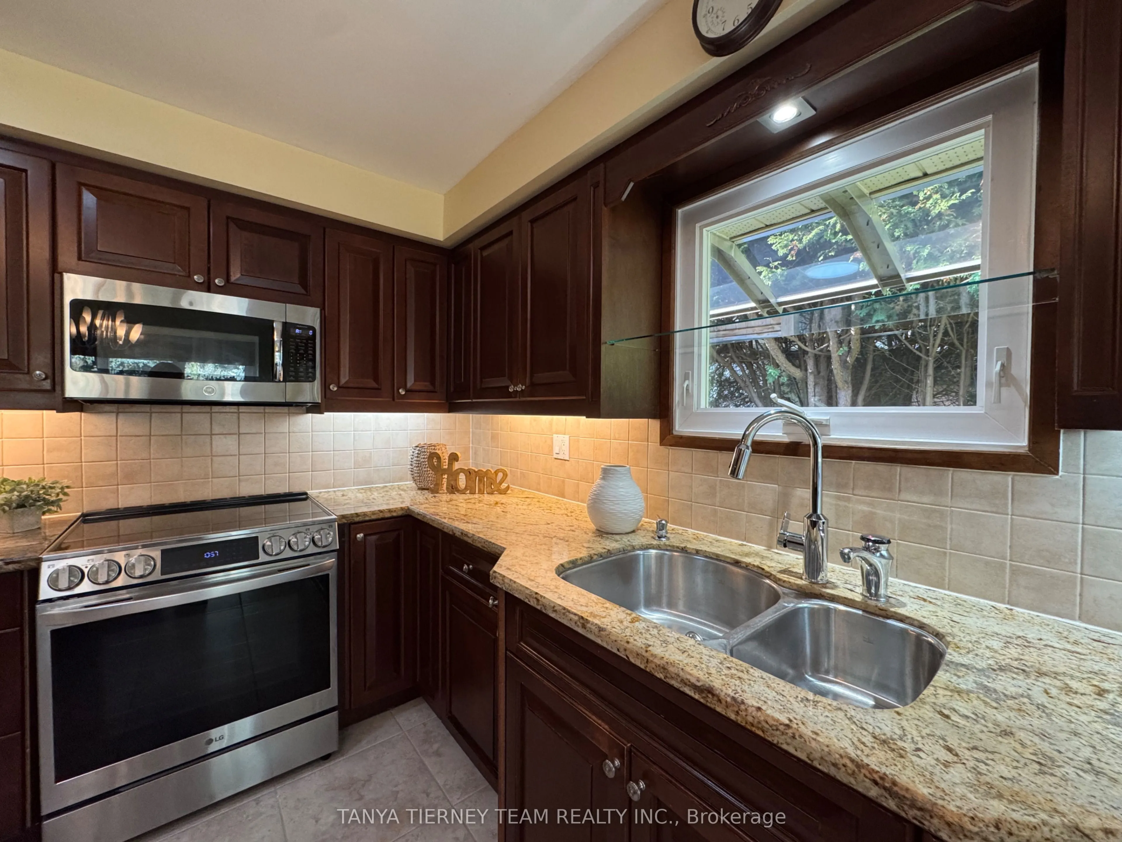 6 Lyndhurst Crescent