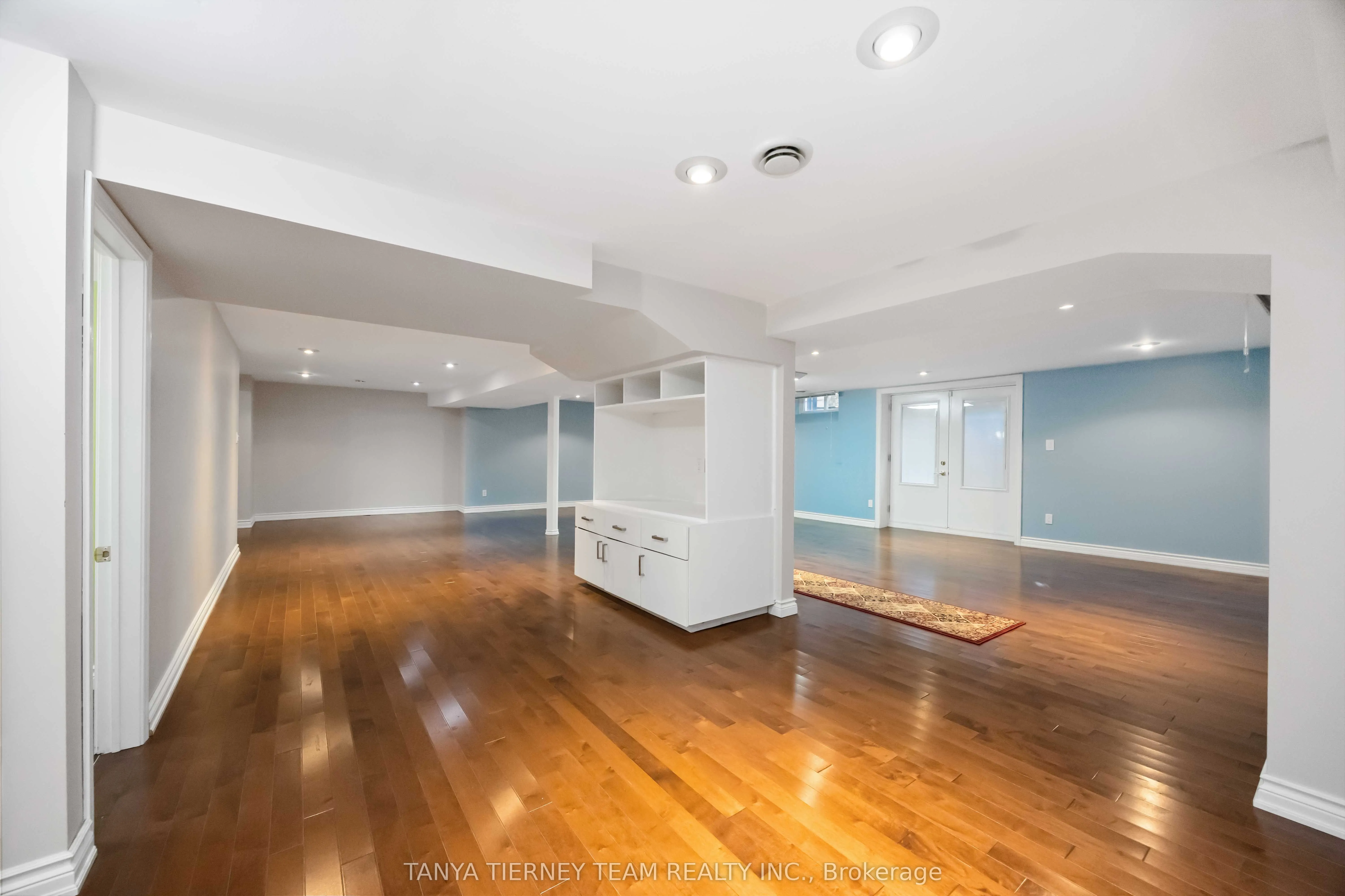 6 Lyndhurst Crescent